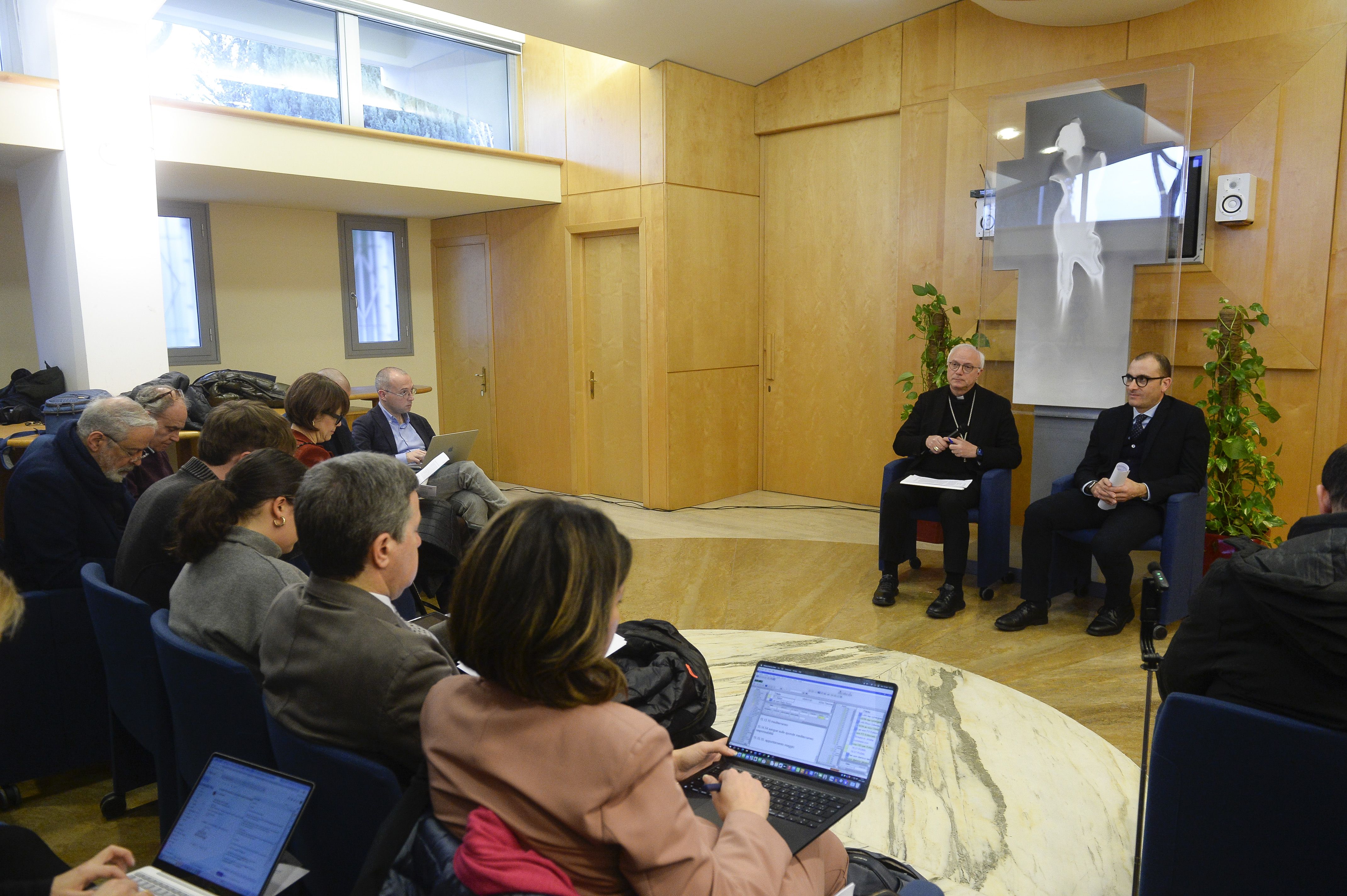 Il segretario generale della Cei, l'arcivescovo Giuseppe Baturi, nella conferenza stampa al termine del Consiglio permanente / SICILIANI