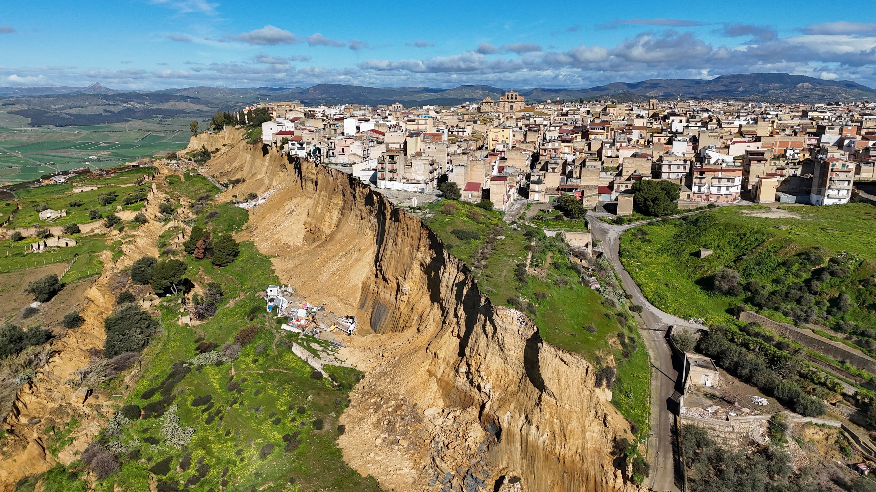 La voragine della frana lambisce le case di Niscemi