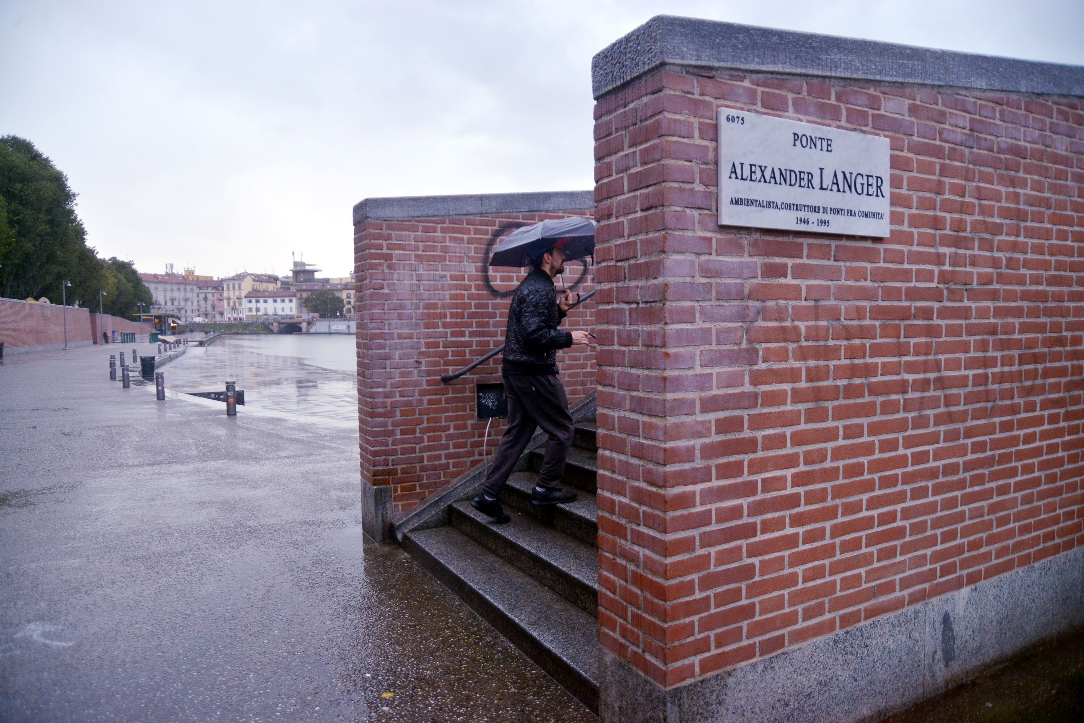 Il ponte intitolato ad Alexander Langer sulla Darsena di Milano
