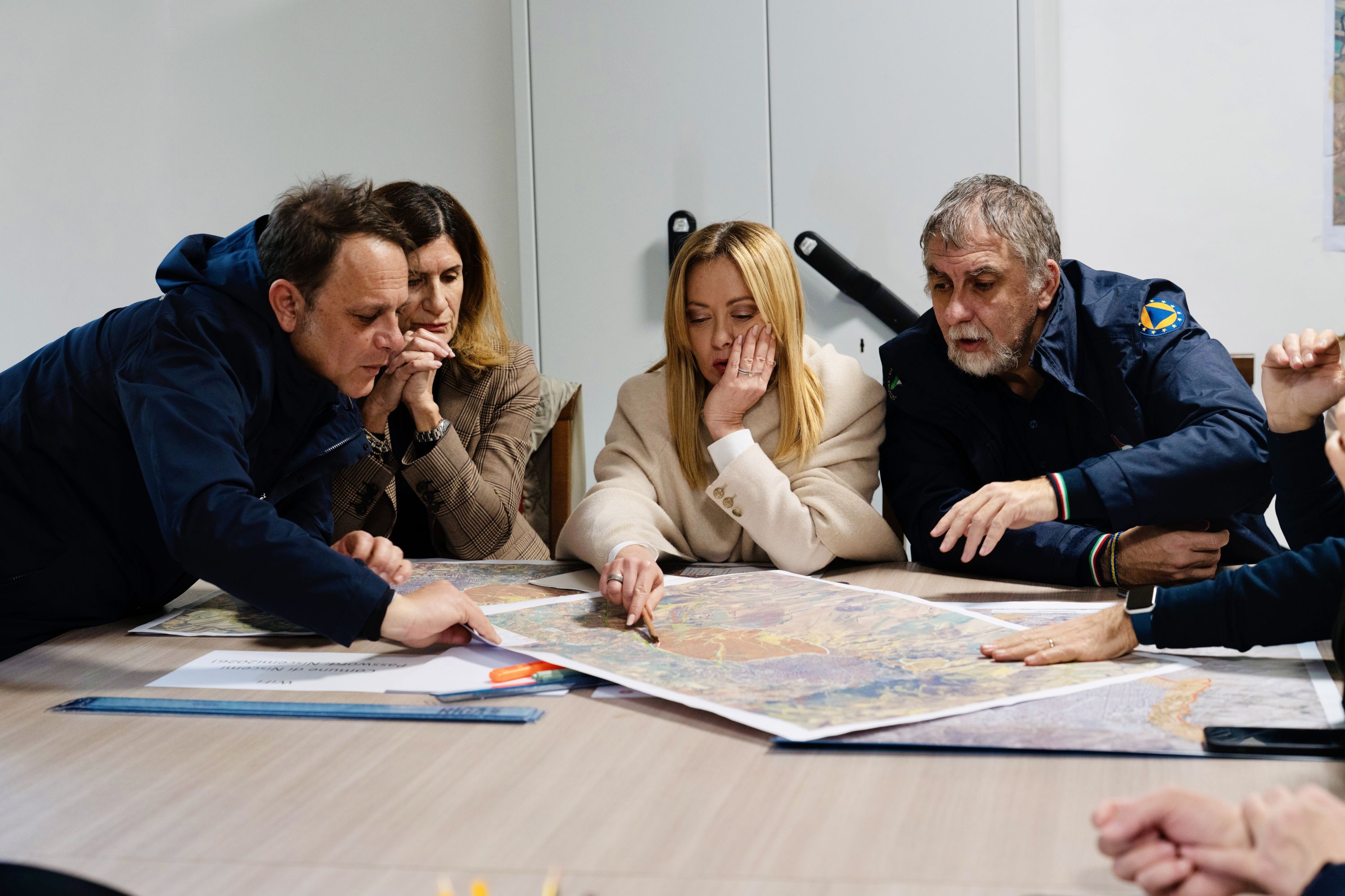 La presidente del Consiglio, Giorgia Meloni, durante la riunione con il Sindaco, Massimiliano Conti, ed il Prefetto di Caltanissetta, Licia Donatella Messina /Ufficio Stampa Governo Italiano Presidenza del Consiglio dei Ministri