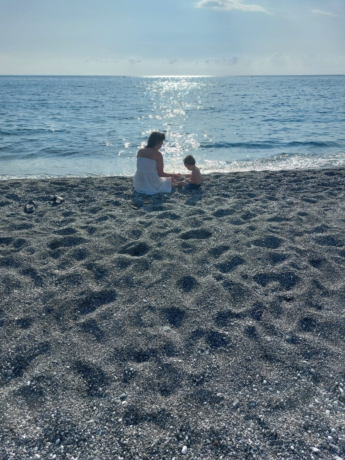 Antonella con Diego sulla spiaggia