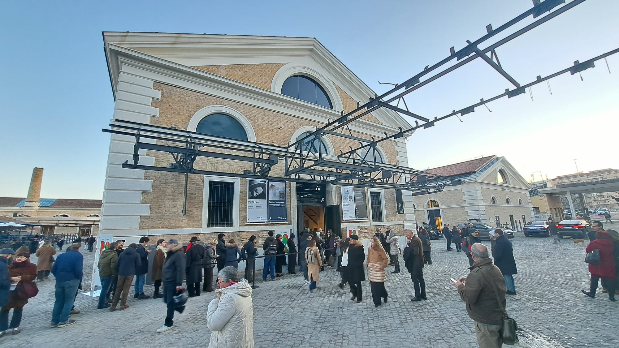 Ha richiamato tantissimi appassionati di fotografia l'inaugurazione dei nuovi spazi all'ex Mattatoio di Testaccio, a Roma.&nbsp; Il via con le mostre dedicate a Irving Penn e a Silvia Camporesi