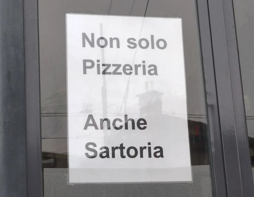 L'avviso esposto in una vetrina di via Mac Mahon, periferia Ovest di Milano