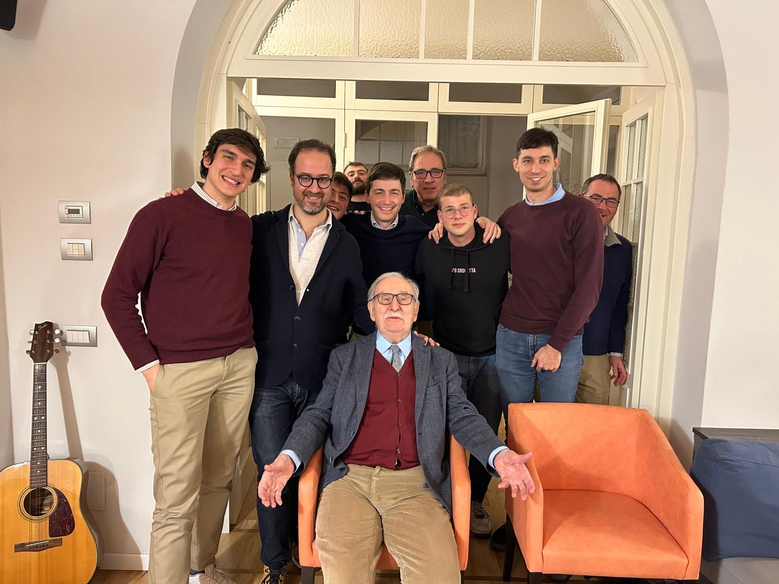 Carlo Banfi con alcuni dei suoi ex allievi