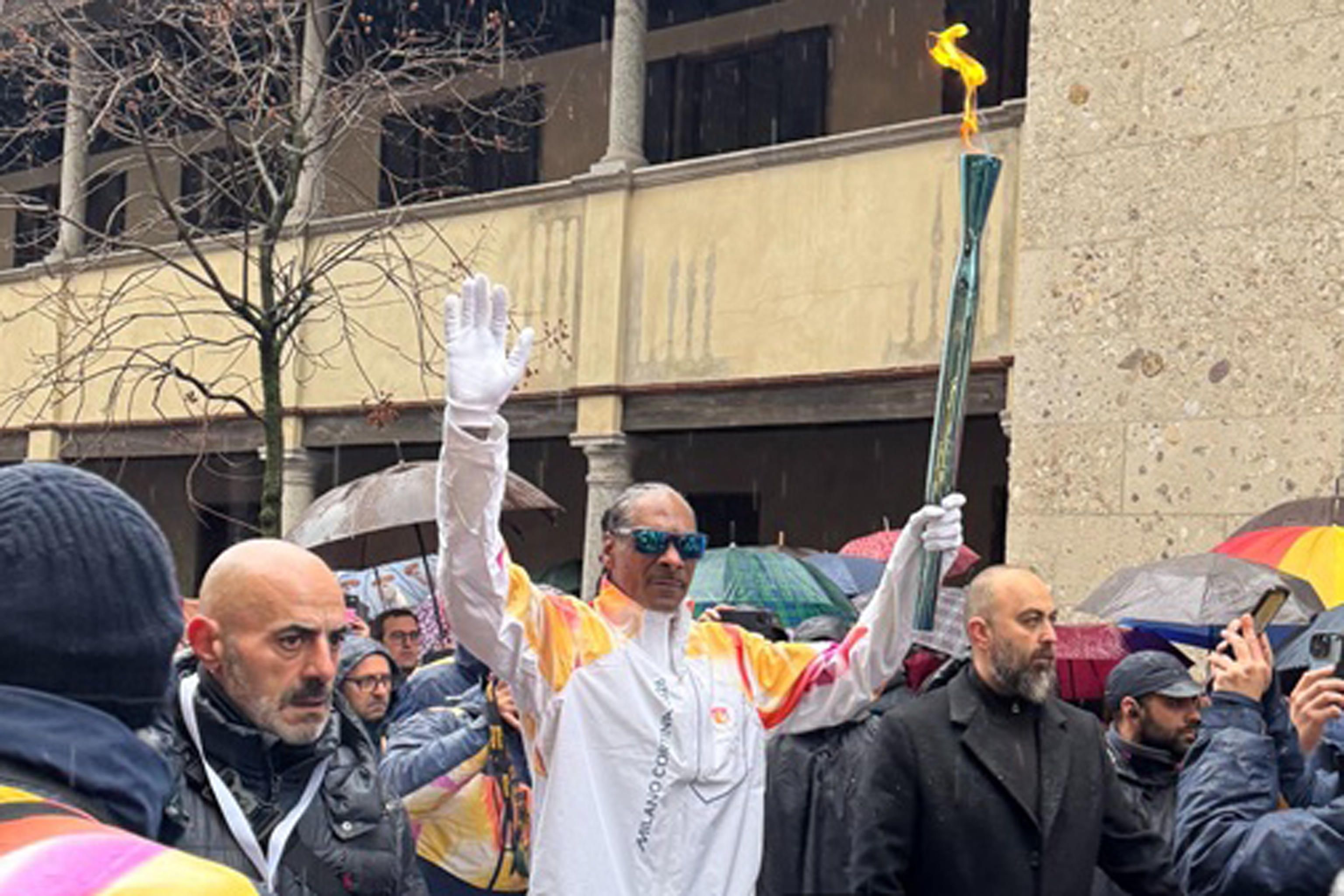 Il rapper e attore statunitense Snoop Dogg tedoforo a Gallarate (Varese) per la fiaccola olimpica di Milano Cortina 2026 / ANSA