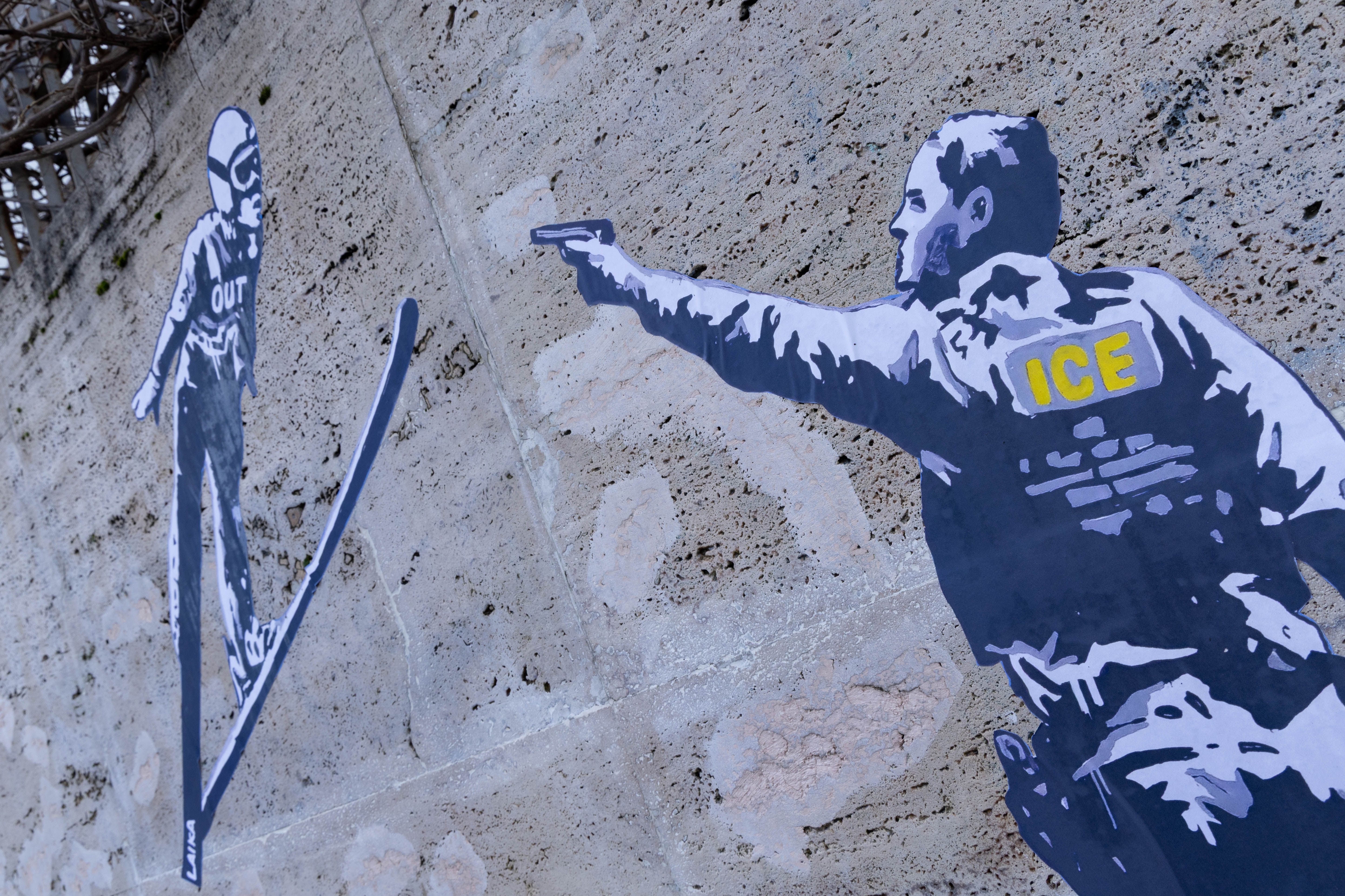 La nuova opera della street artist Laika intitolata “Ice out!”, contro la presenza degli agenti dell’Ice alle Olimpiadi di Milano-Cortina, apparsa a Roma davanti alla sede del Coni in viale Tiziano