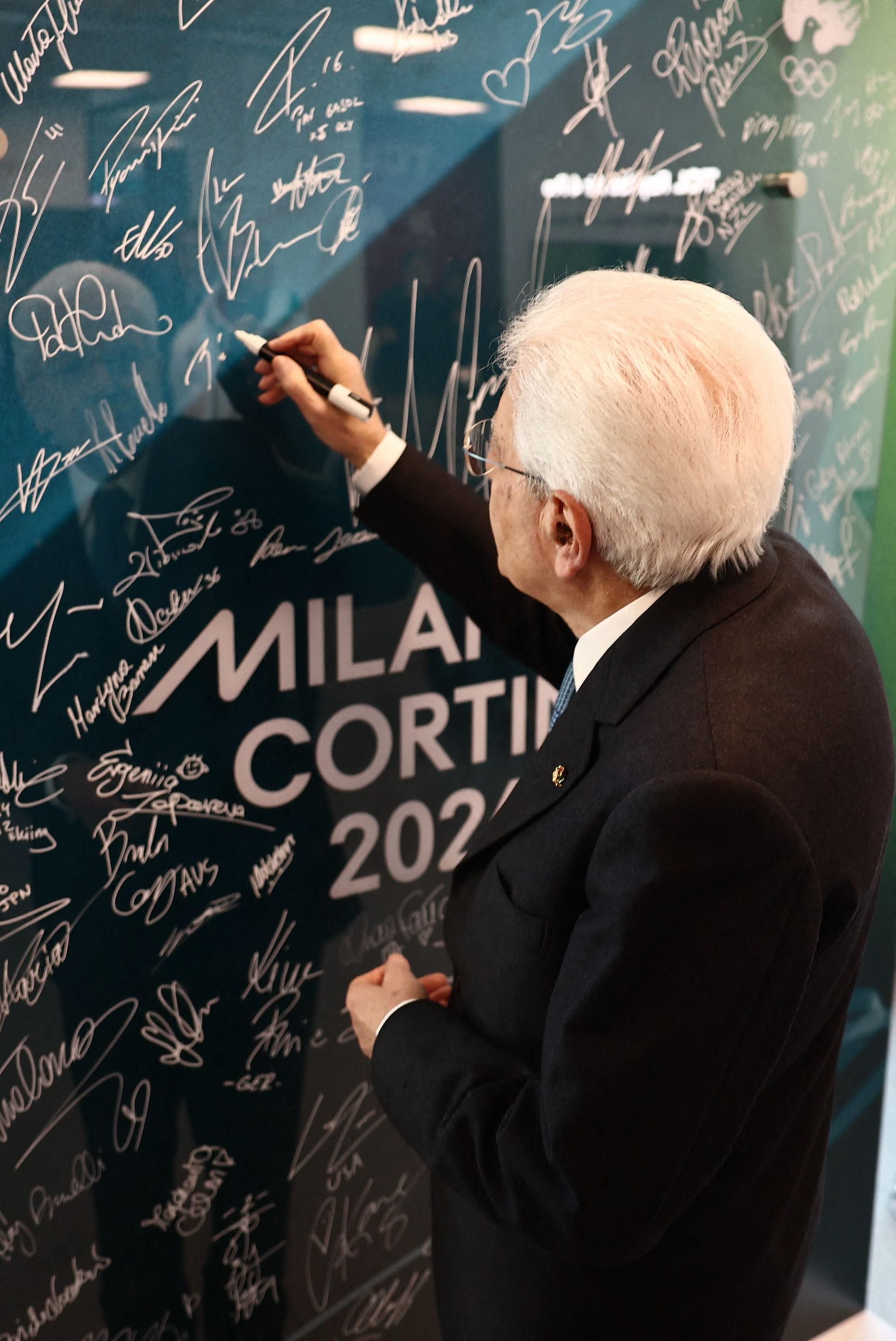 La firma di Mattarella sulla lavagna delle Olimpiadi allestita nel Villaggio di Milano
