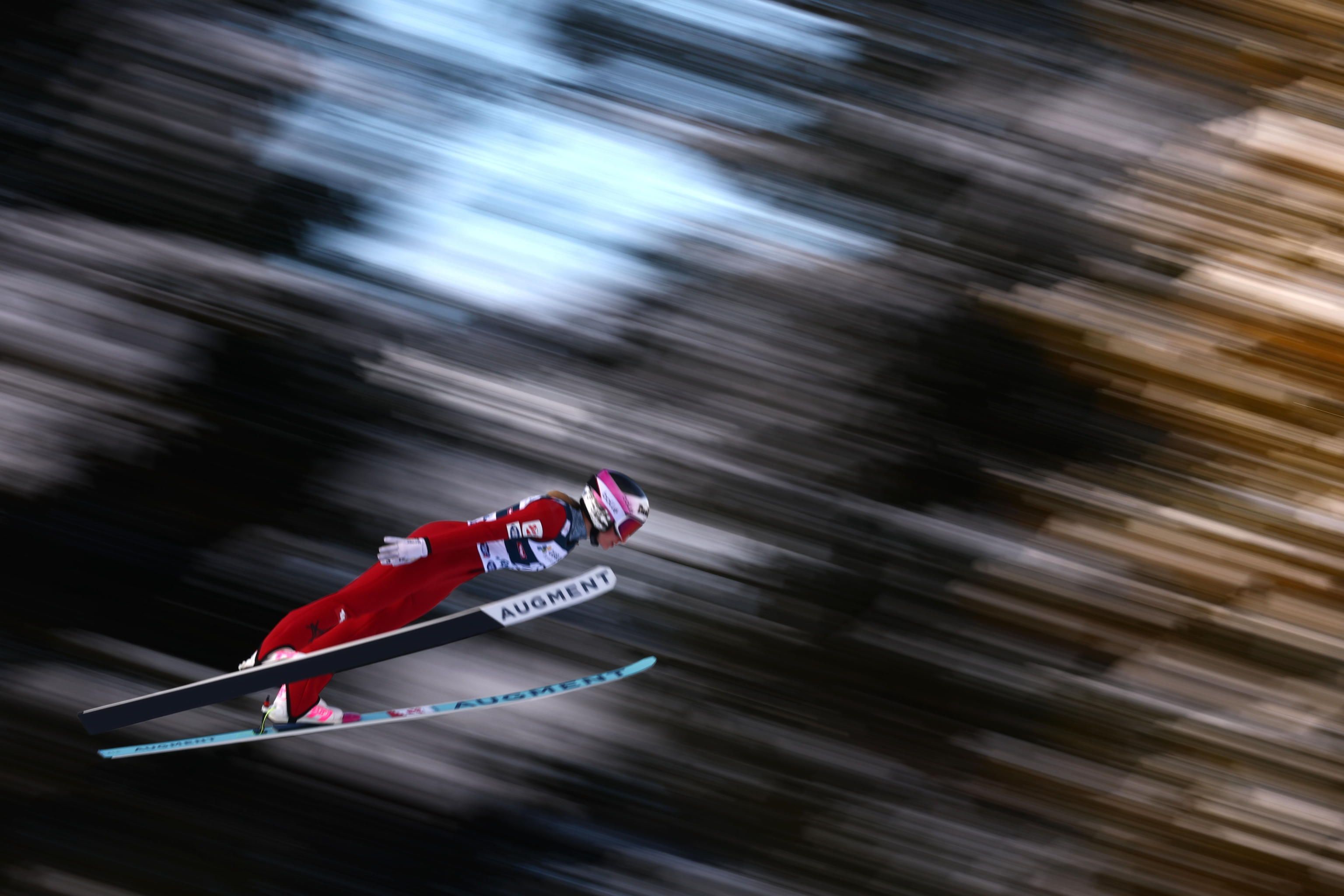Salto con gli sci / EPA/ANNA SZILAGYI