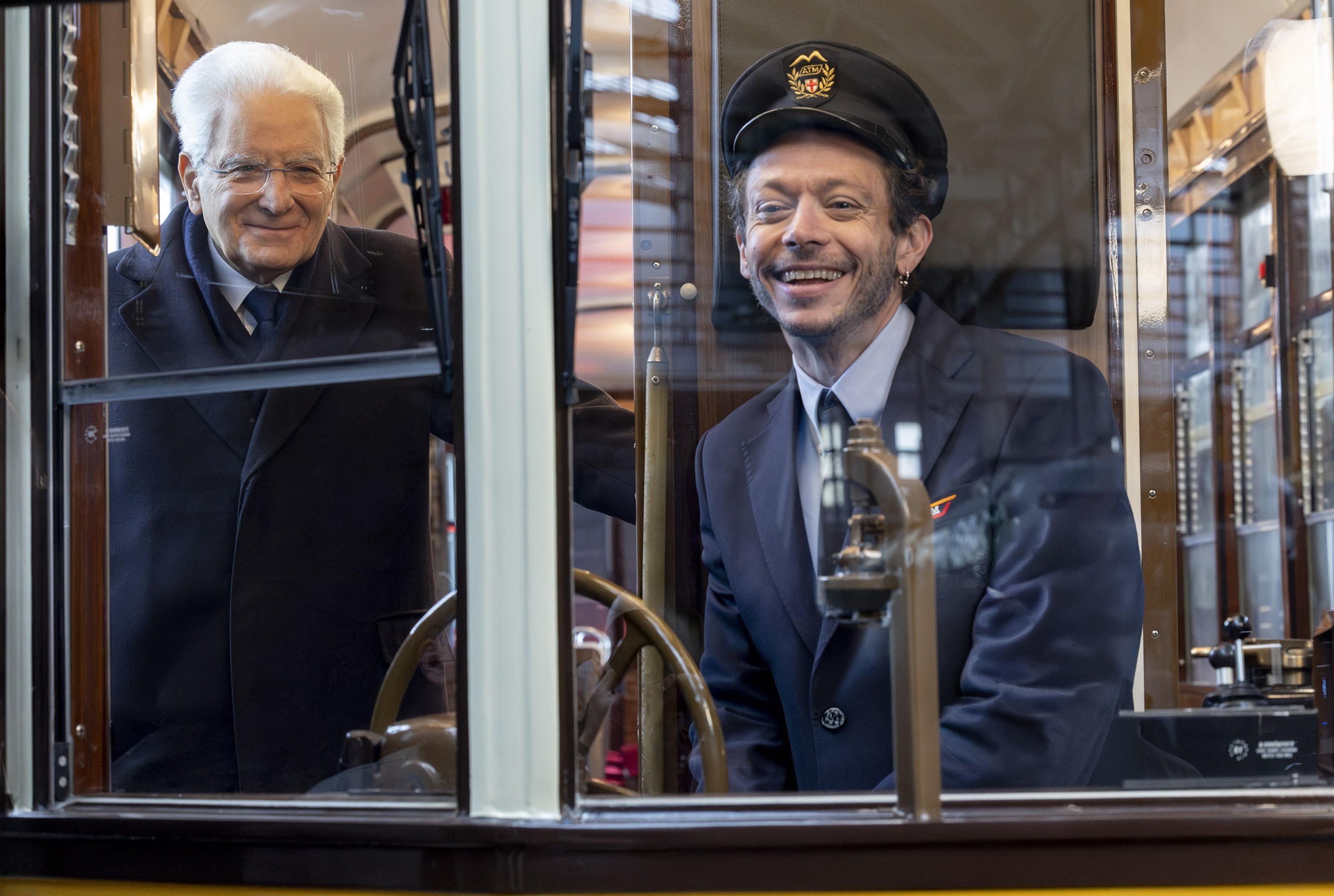Il momento più iconico, già diventato virale sui social: Mattarella e Valentino Rossi sul tram