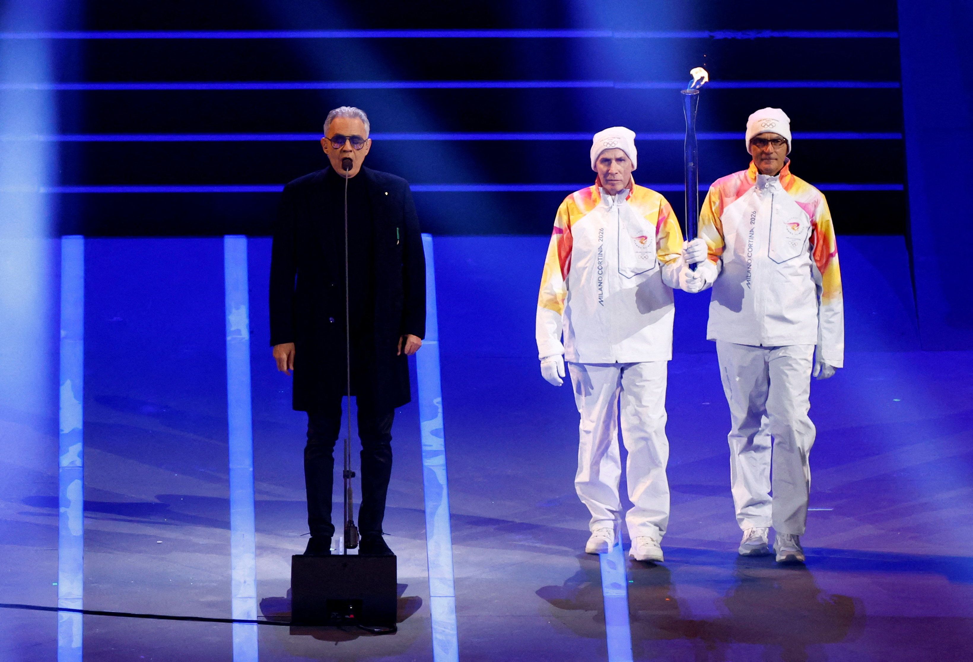 E ancora Bocelli, con il suo “Nessun dorma”: alle sue spalle i tedofori del cuore di Milano, gli storici capitani di Milan e Inter Franco Baresi e Beppe Bergomi