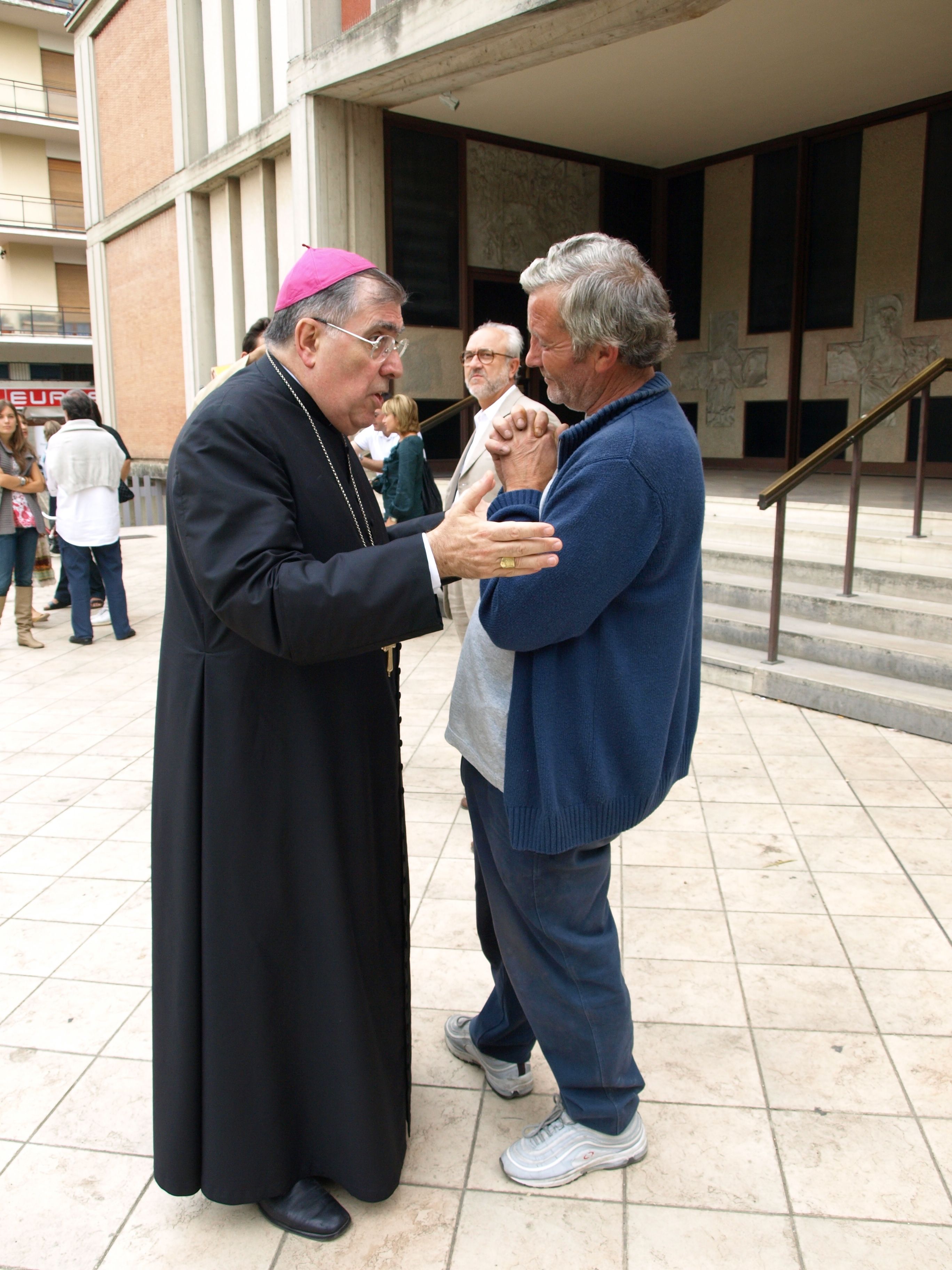 L'arcivescovo Riccardo Fontana fra la gente di Arezzo / DIOCESI DI AREZZO
