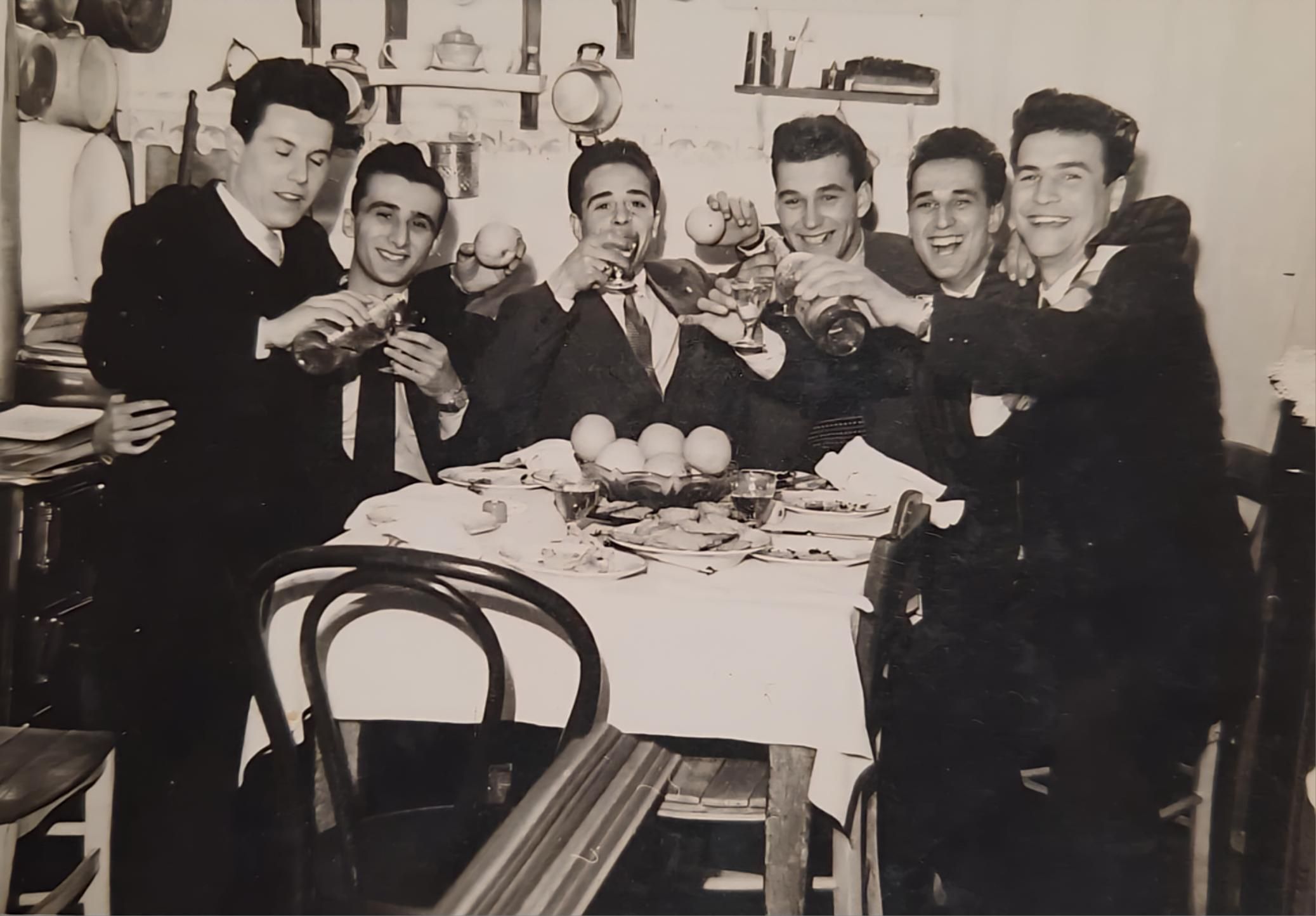 La festa per i 20 anni di Sogarello (il primo a destra) alla caserma Perrone