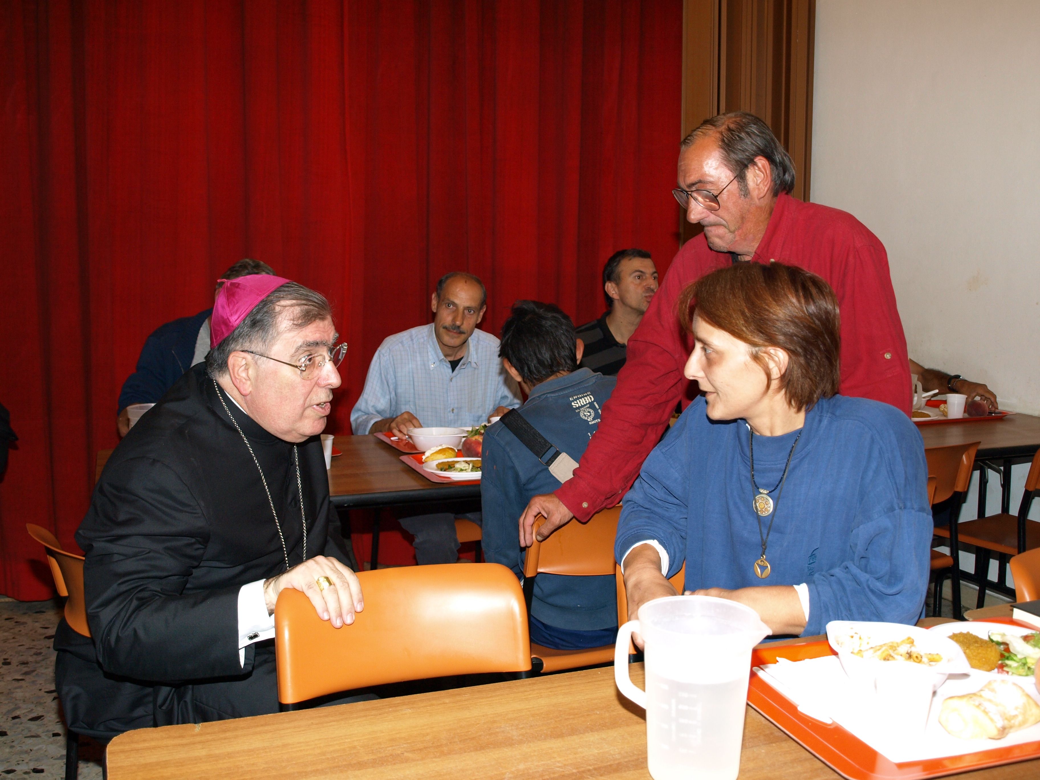 L'arcivescovo Riccardo Fontana alla mensa Caritas / DIOCESI DI AREZZO