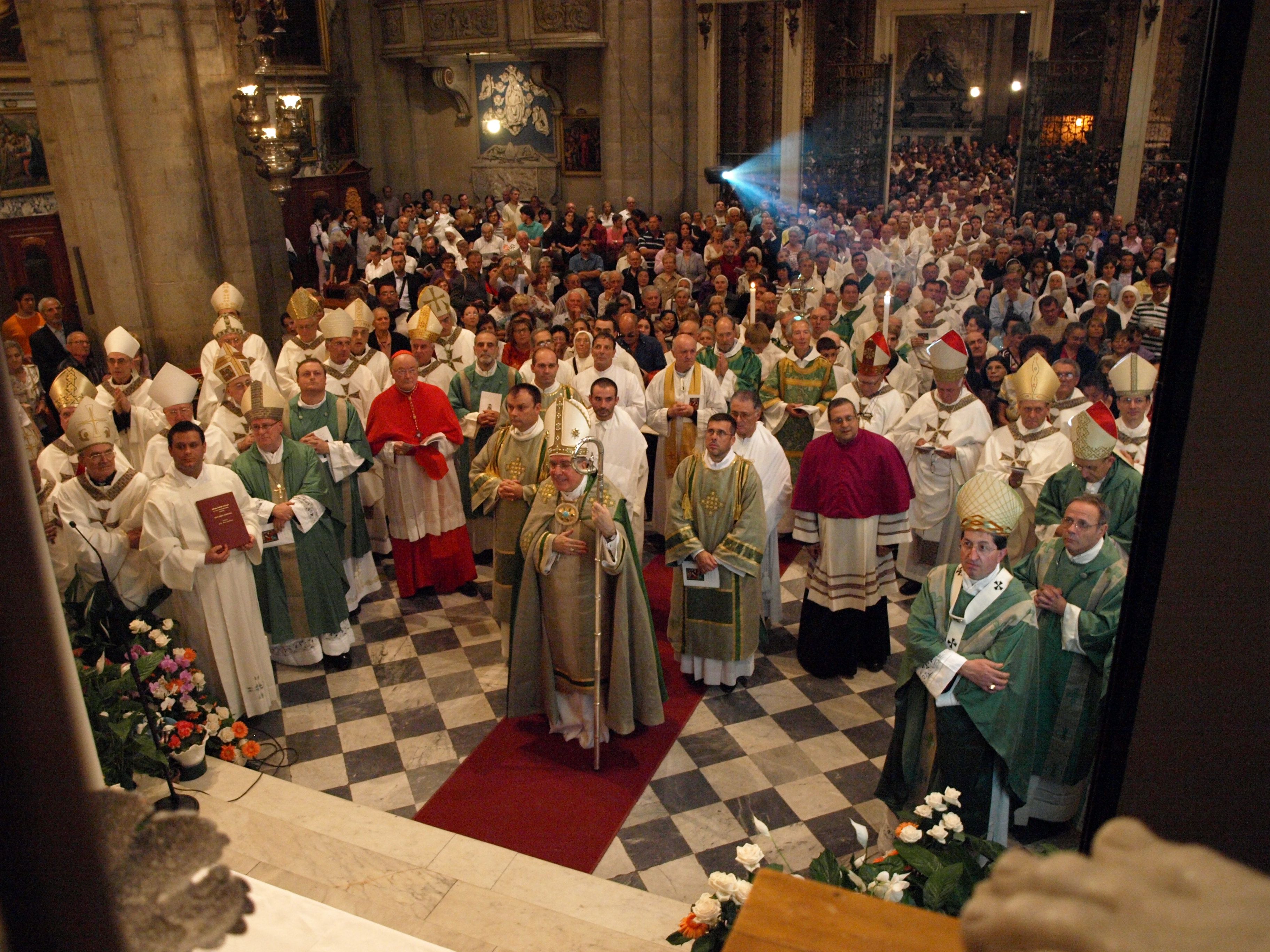 L'arcivescovo Riccardo Fontana nella giornata del suo ingresso ad Arezzo nel 2009 / DIOCESI DI AREZZO