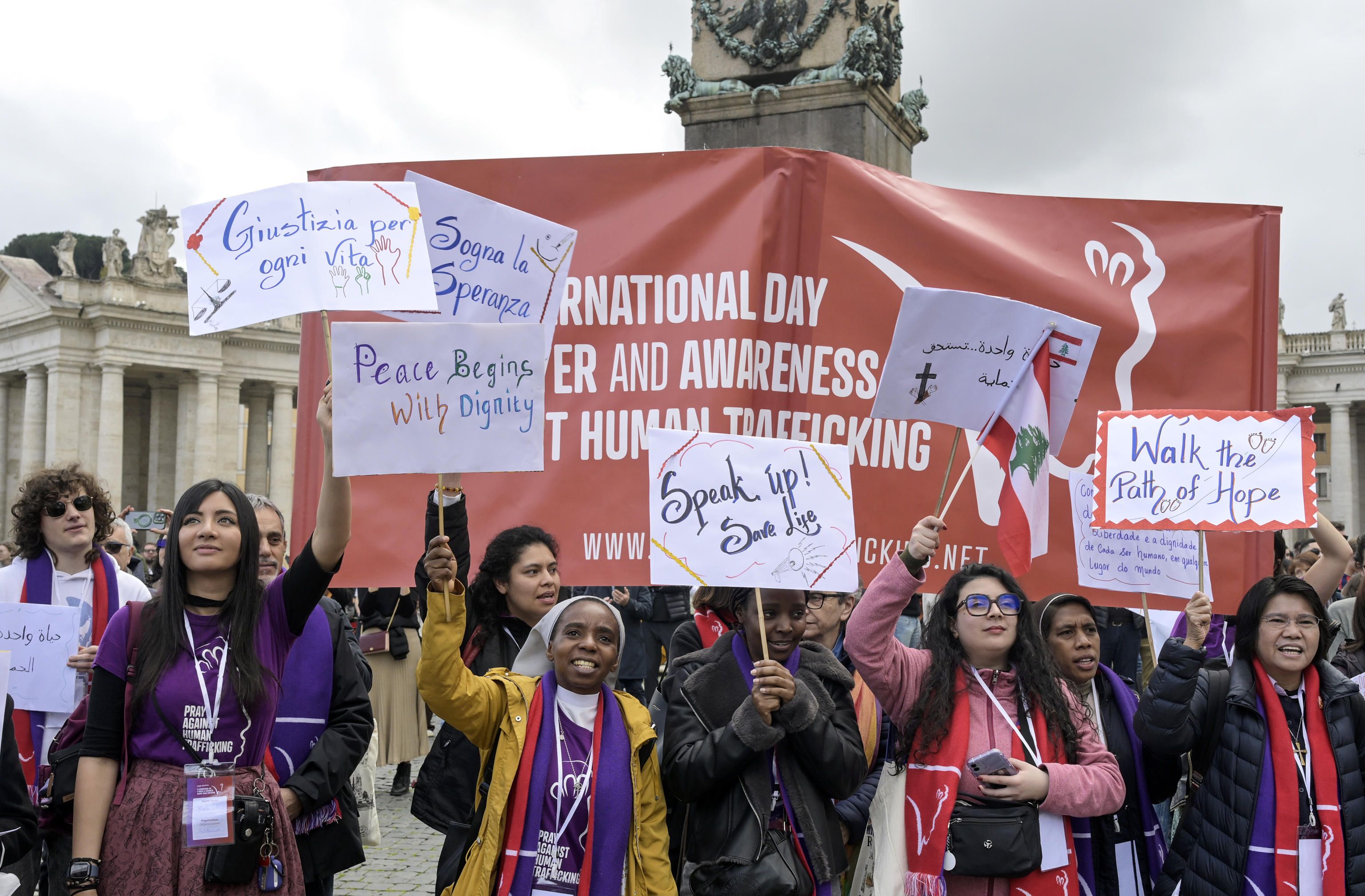 Volontari e giovani leader della Rete anti-tratta Talitha Kum in piazza San Pietro per l'Angelus, 8 febbraio 2026 - (ANSA)