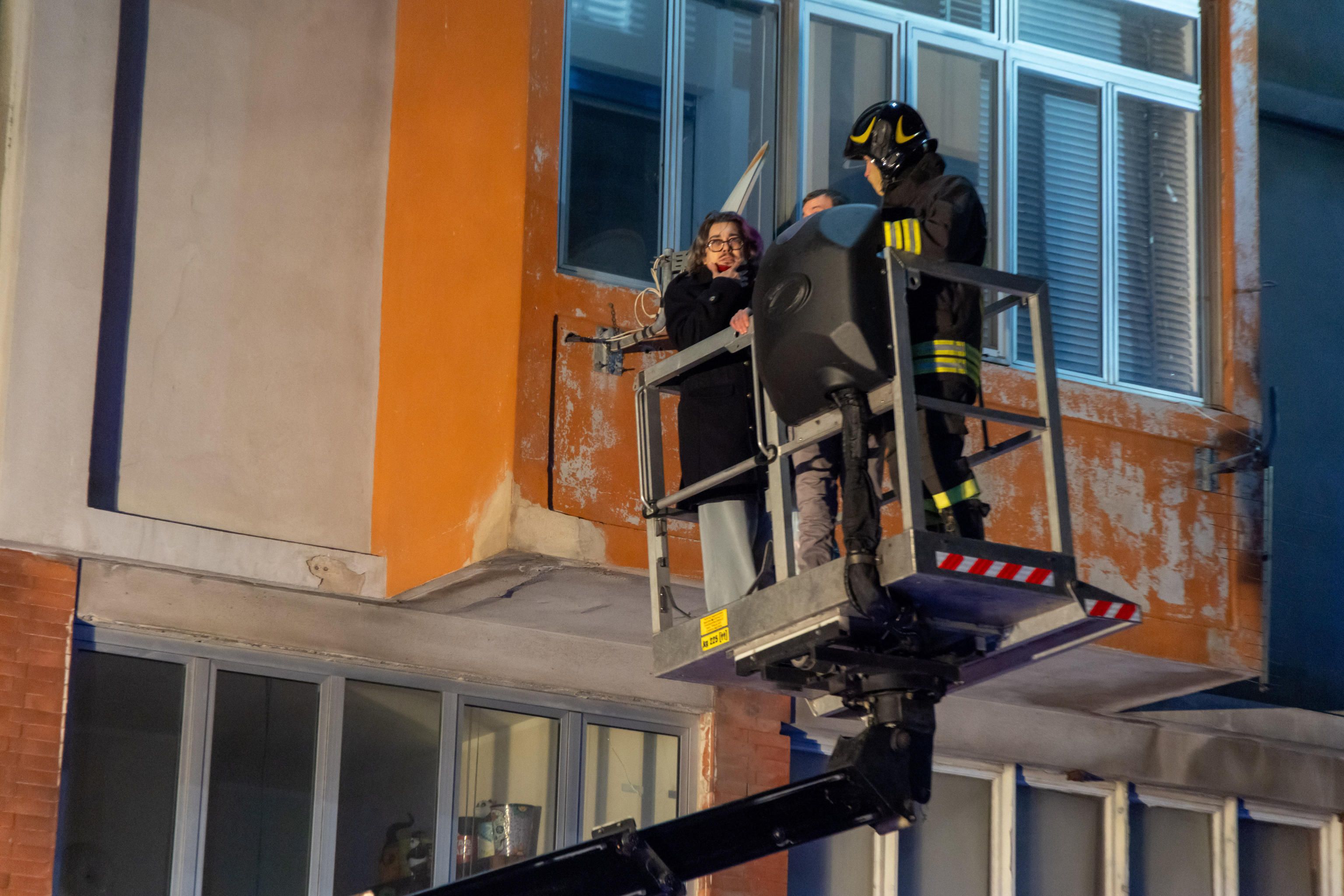 I Vigili del fuoco soccorrono gli sfollati del Grattacielo di Ferrara nella notte tra il 10 e l'11 gennaio / ANSA