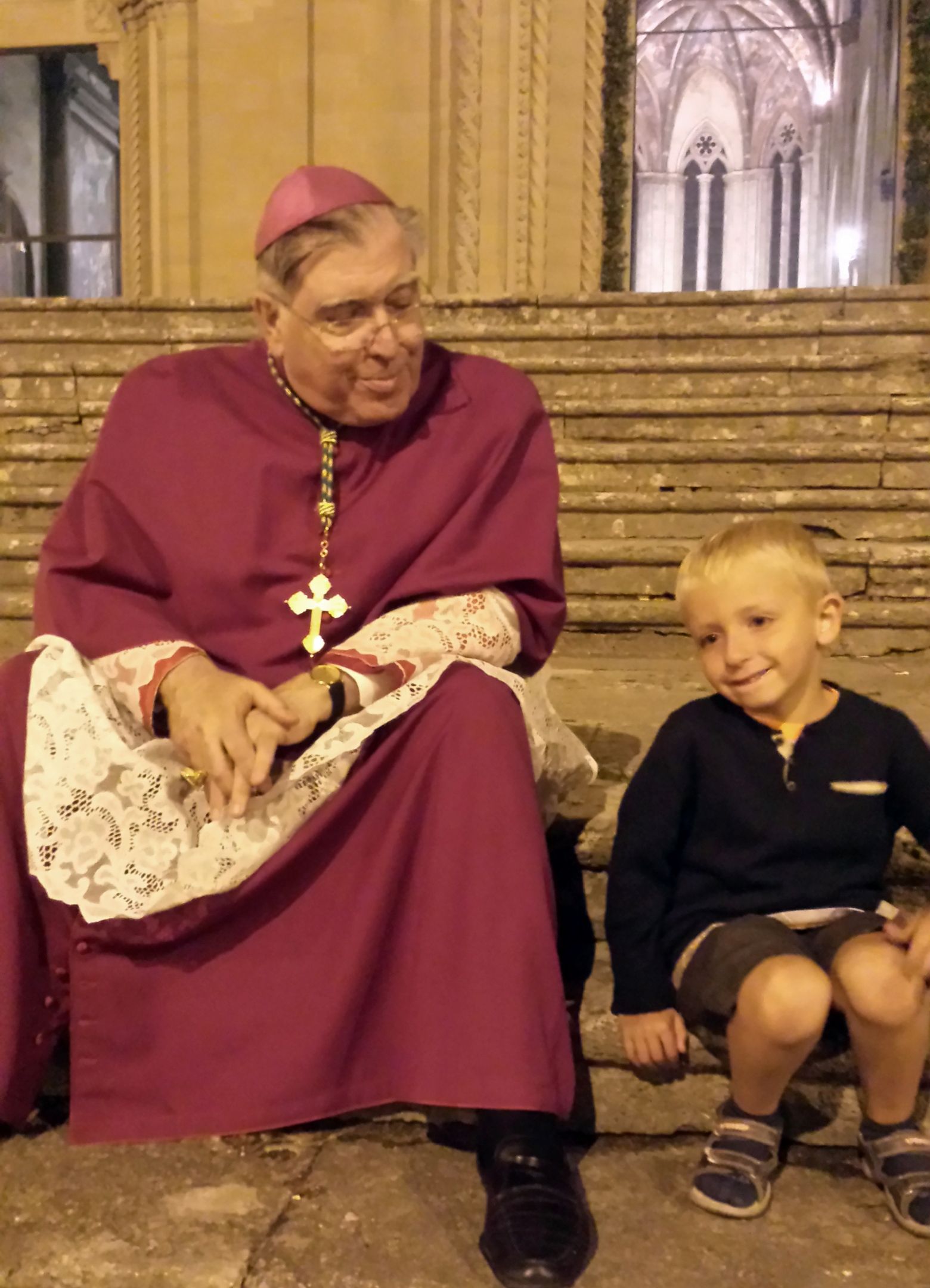 L'arcivescovo Riccardo Fontana sulla scalinata della Cattedrale di Arezzo / DIOCESI DI AREZZO