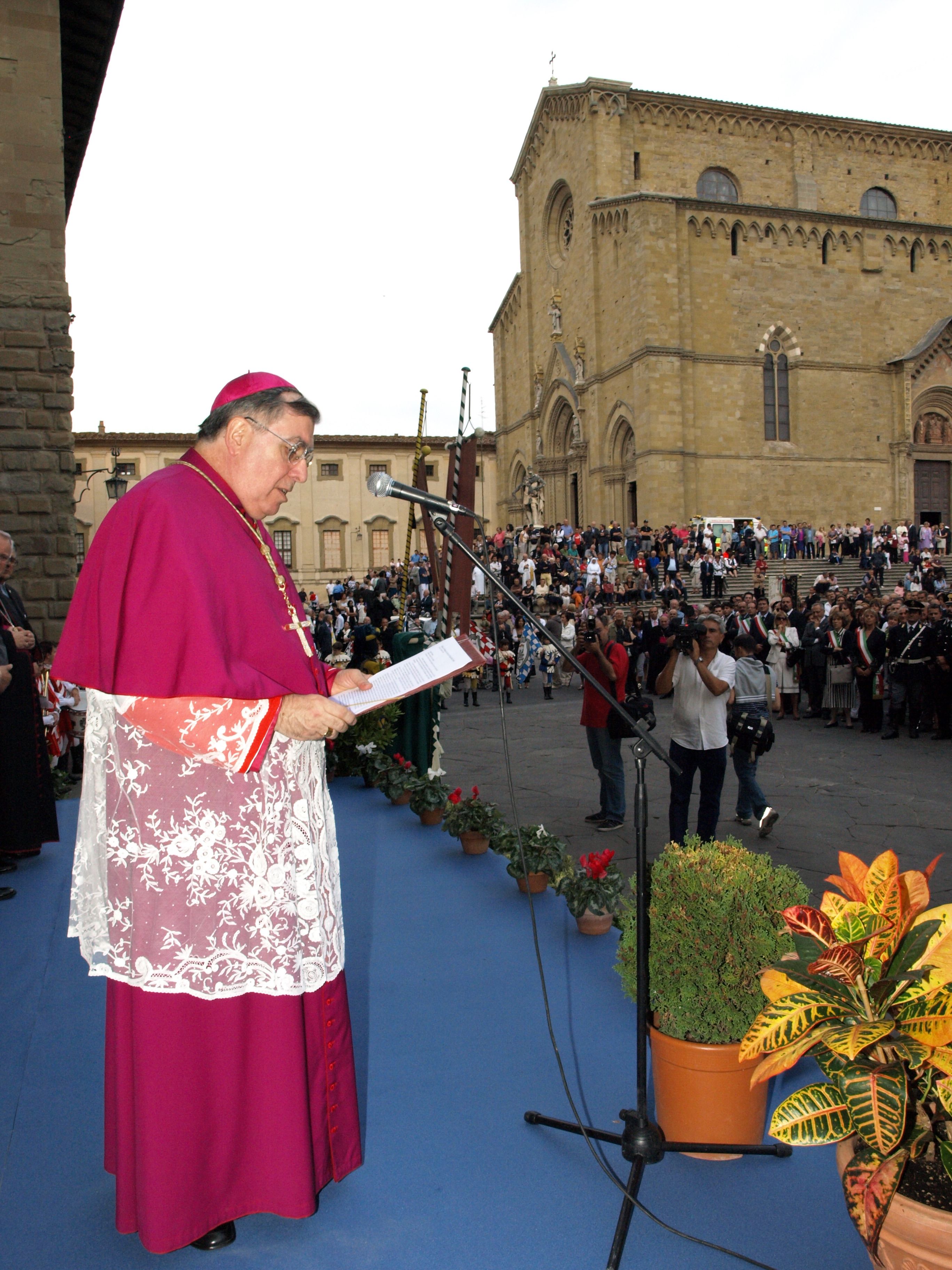 L'arcivescovo Riccardo Fontana nella giornata del suo ingresso ad Arezzo nel 2009 / DIOCESI DI AREZZO