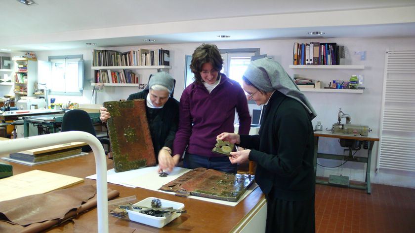 Il laboratorio di restauro del libro antico di Viboldone / foto benedettinisublacensicassinesi.org