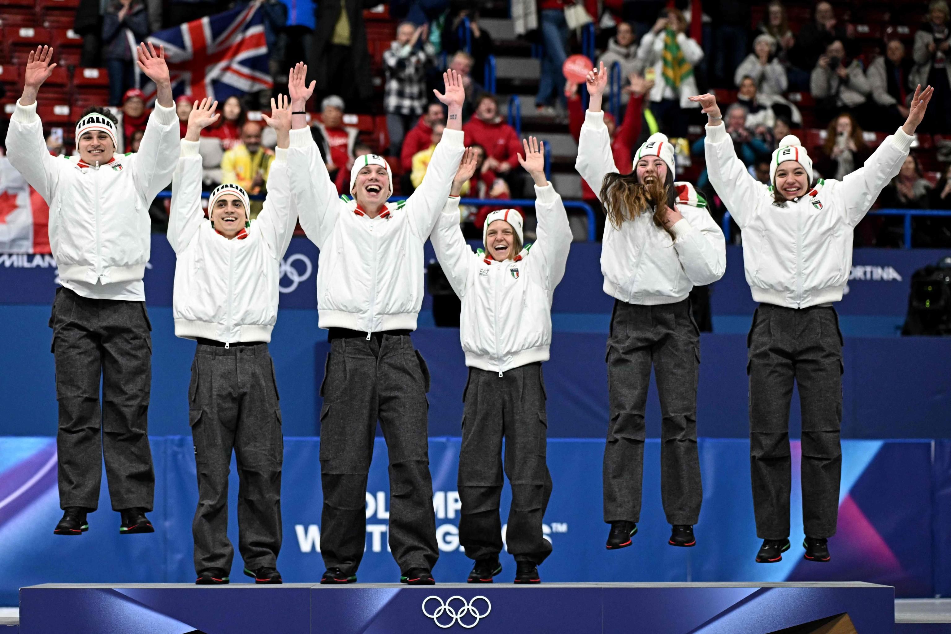 La medaglia d'oro della squadra italiana nella staffetta mista dello short track&nbsp; /Ansa