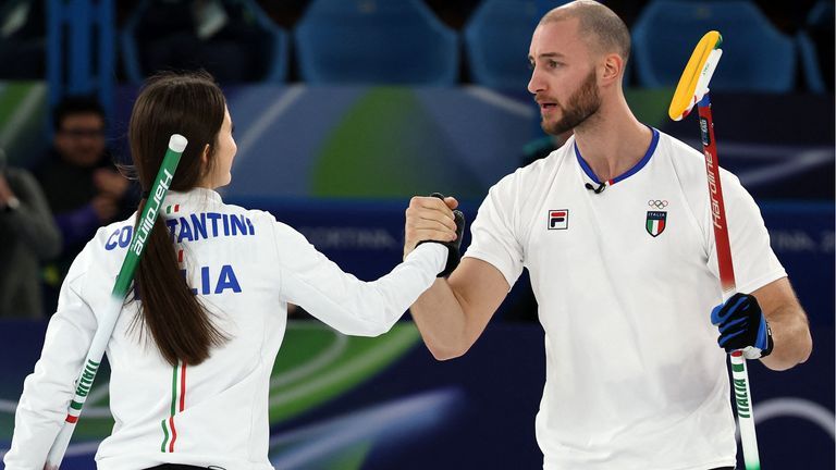 Stefania Constantini e Amos Mosaner vincono la medaglia di bronzo nel doppio misto del curling / Reuters