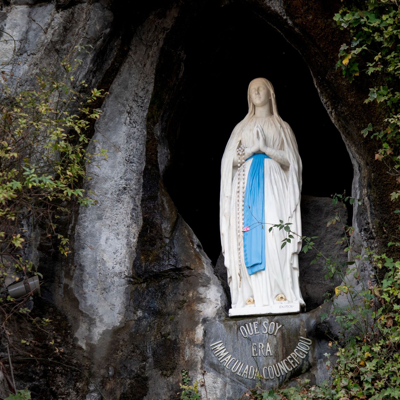 L'immagine della Madonna nella Grotta sotto il Santuario di Lourdes