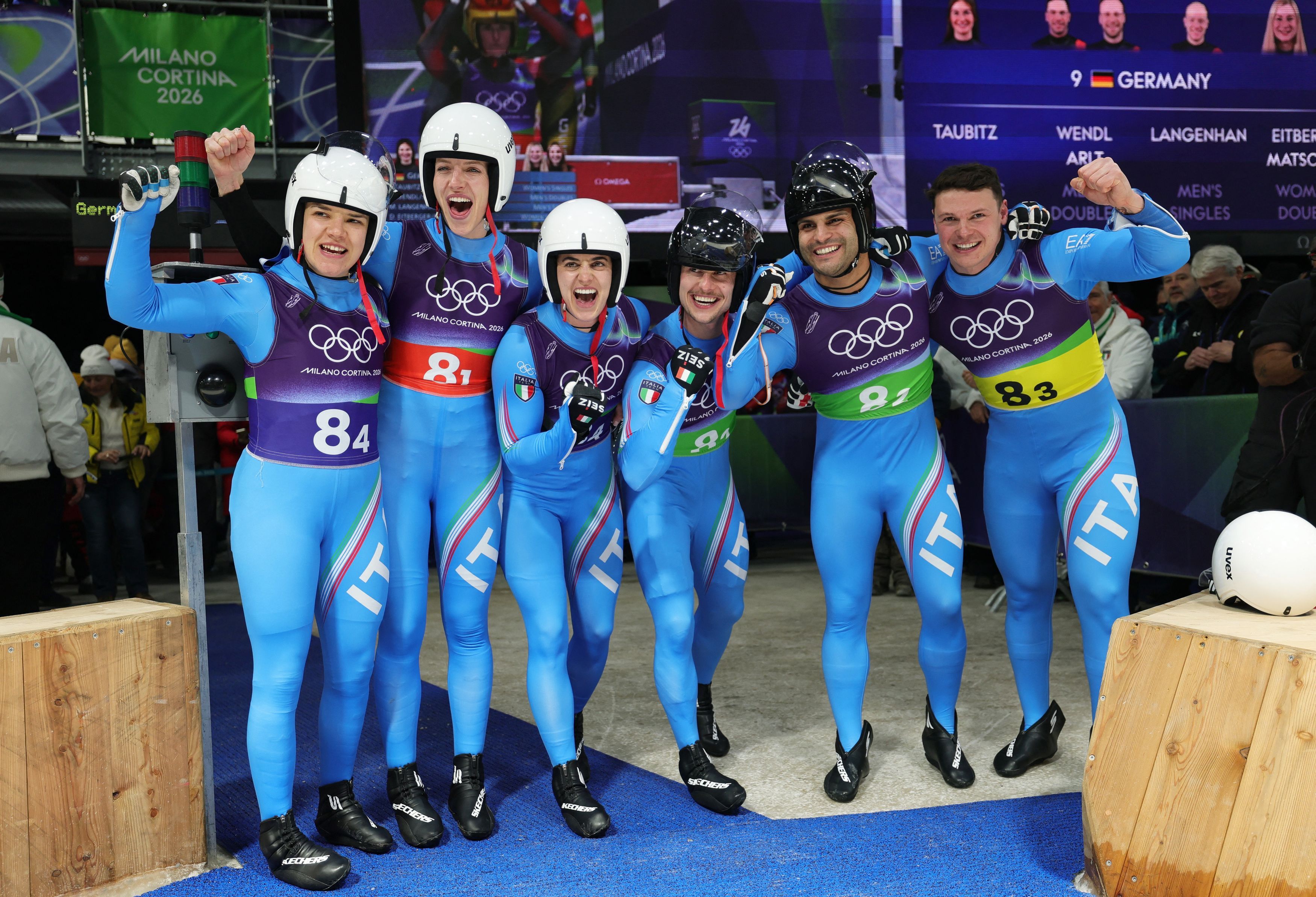 Verena Hofer, Emanuel Rieder, Simon Kainzwaldner, Dominik Fischnaller, Andrea Vötter e Marion Oberhofer: sono la squadra azzurra bronzo nello slittino / Reuters/Athit Perawongmetha