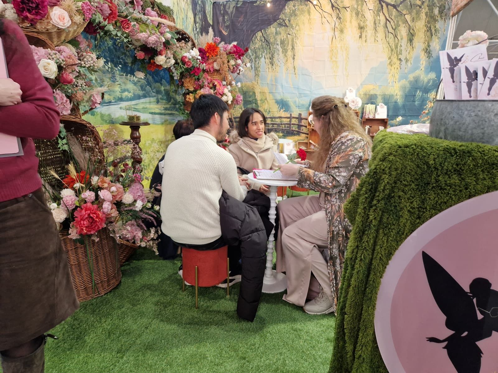 Una coppia durante un colloquio con una wedding planner alla 65esima edizione della fiera MilanoSposi a Segrate, in provincia di Milano