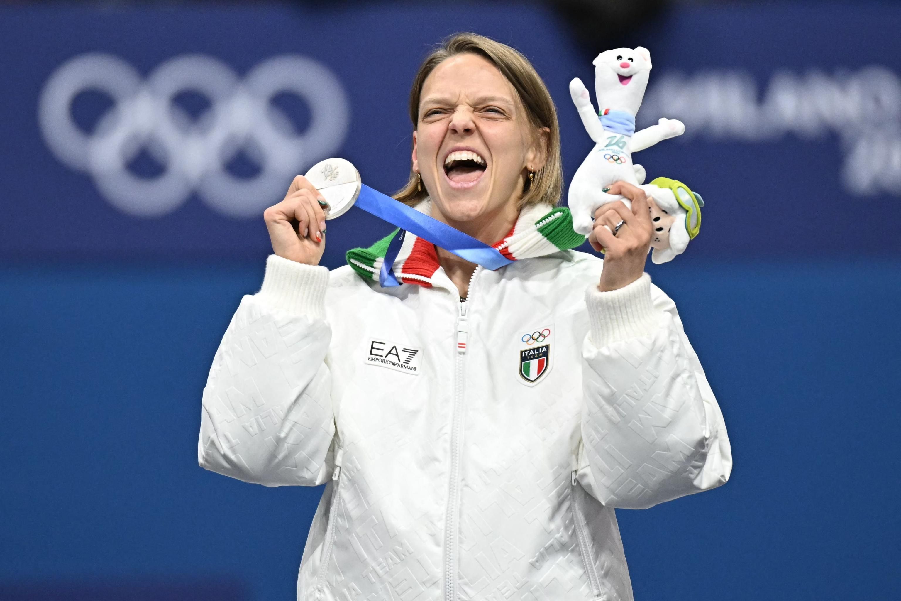 La fuoriclasse dello short track Arianna Fontana con la medaglia d'argento a Milano Cortina