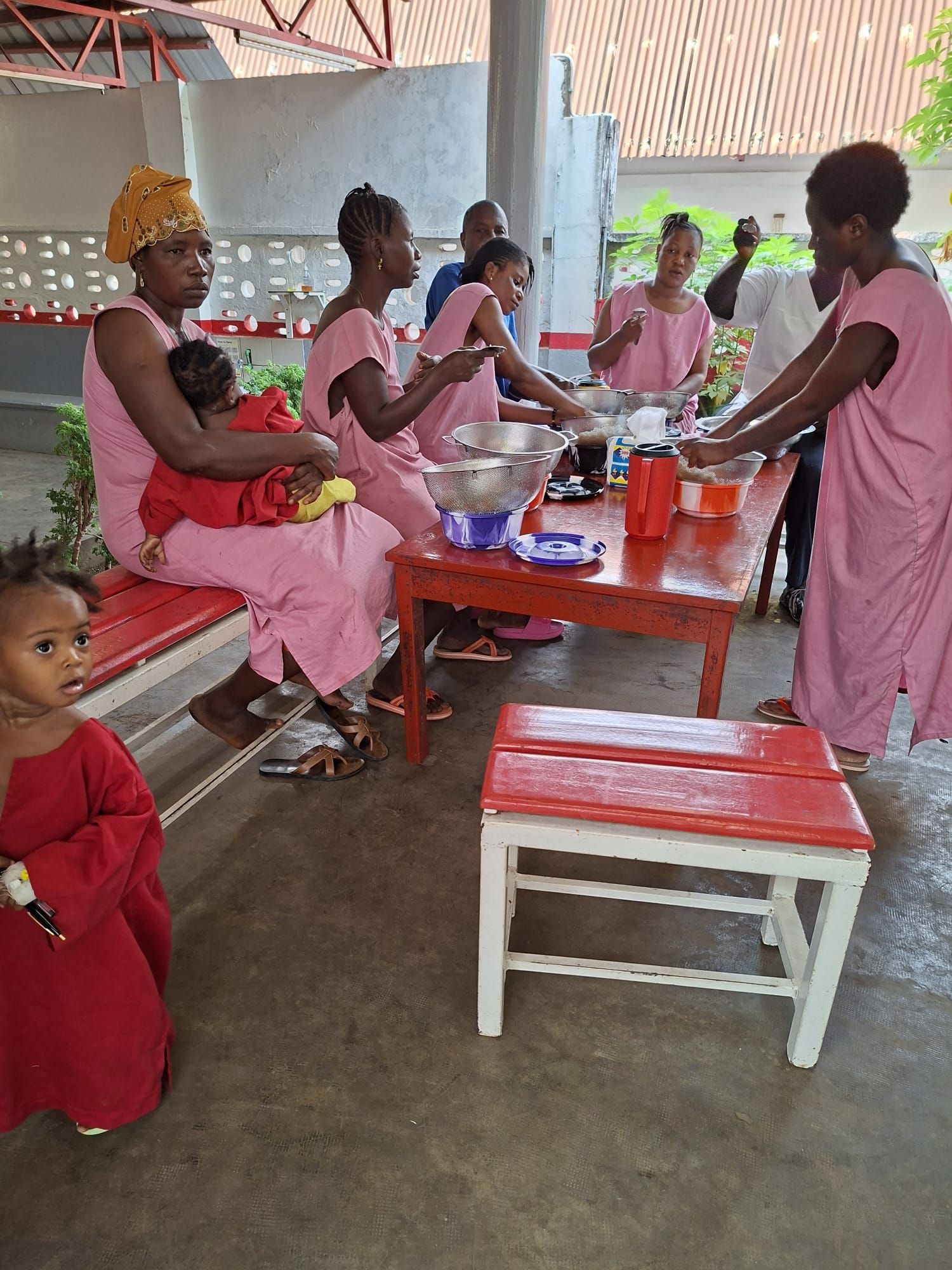 Le infermiere spiegano alle mamme dei pazienti soda come preparare le pappe per l'alimentazione forzata attraverso il sondino gastrico (A.Ma.)