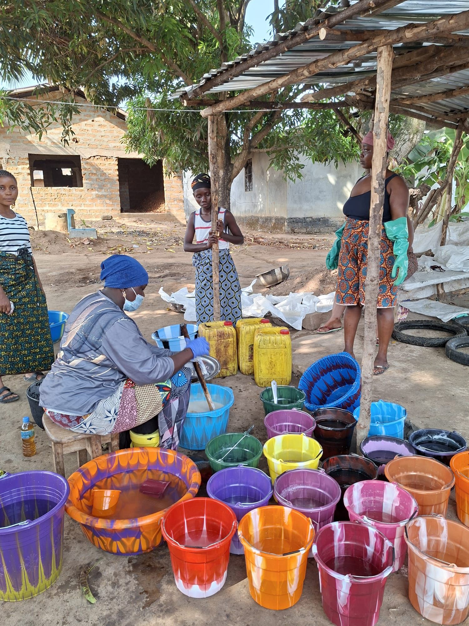 Un gruppo di donne di un villaggio rurale fa il sapone in casa (A.Ma.)