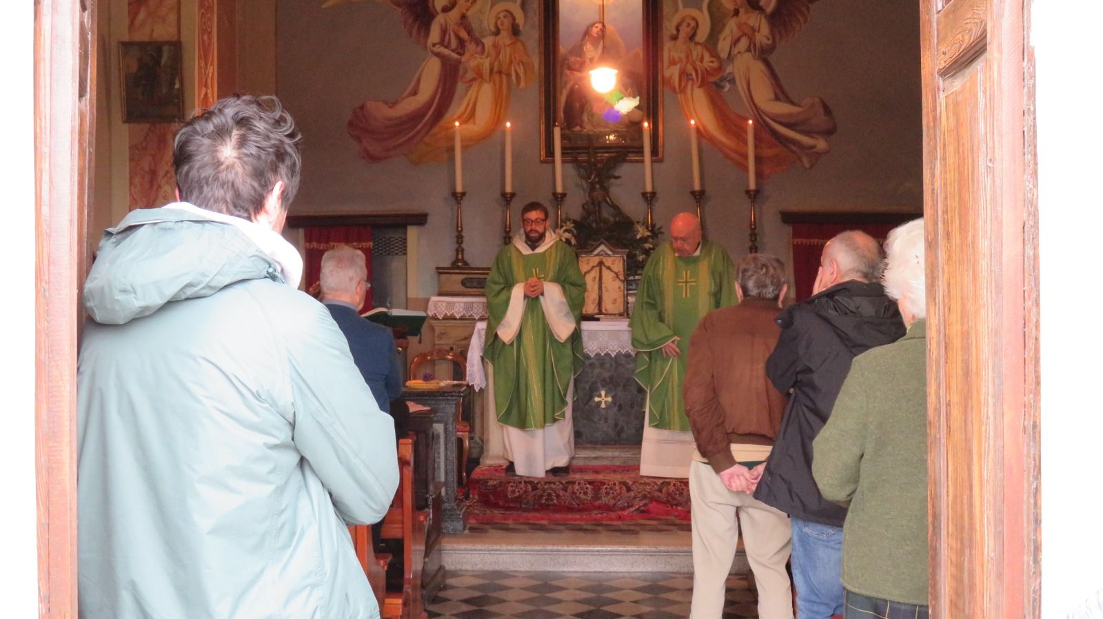 Don Alessandro e don Peppino, mentre concelebrano a Romano di Lombardia