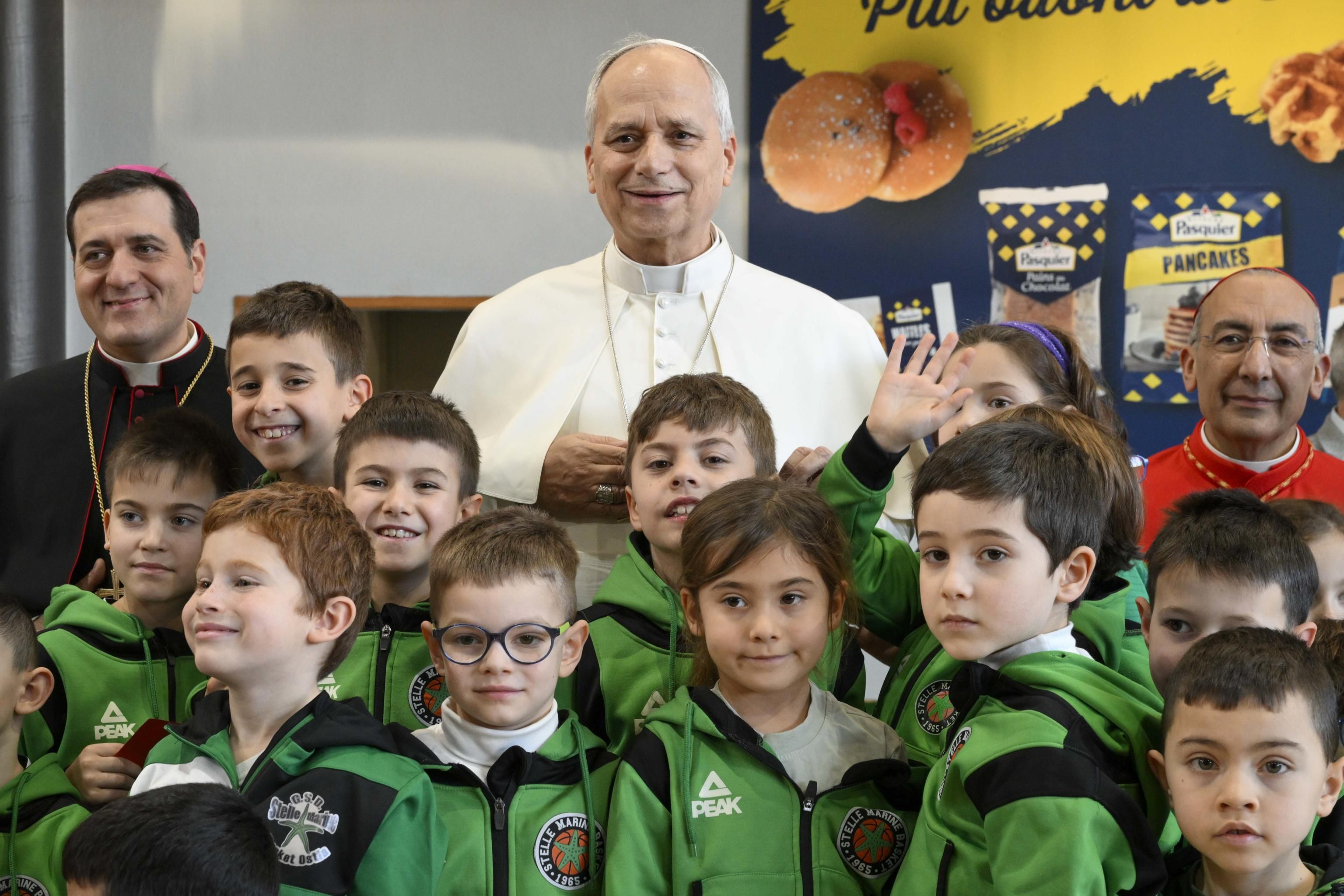 Papa Leone XIV durante la visita pastorale alla parrocchia Santa Maria Regina Pacis a Ostia Lido, Roma, 15 febbraio 2026 - (Vatican Media)