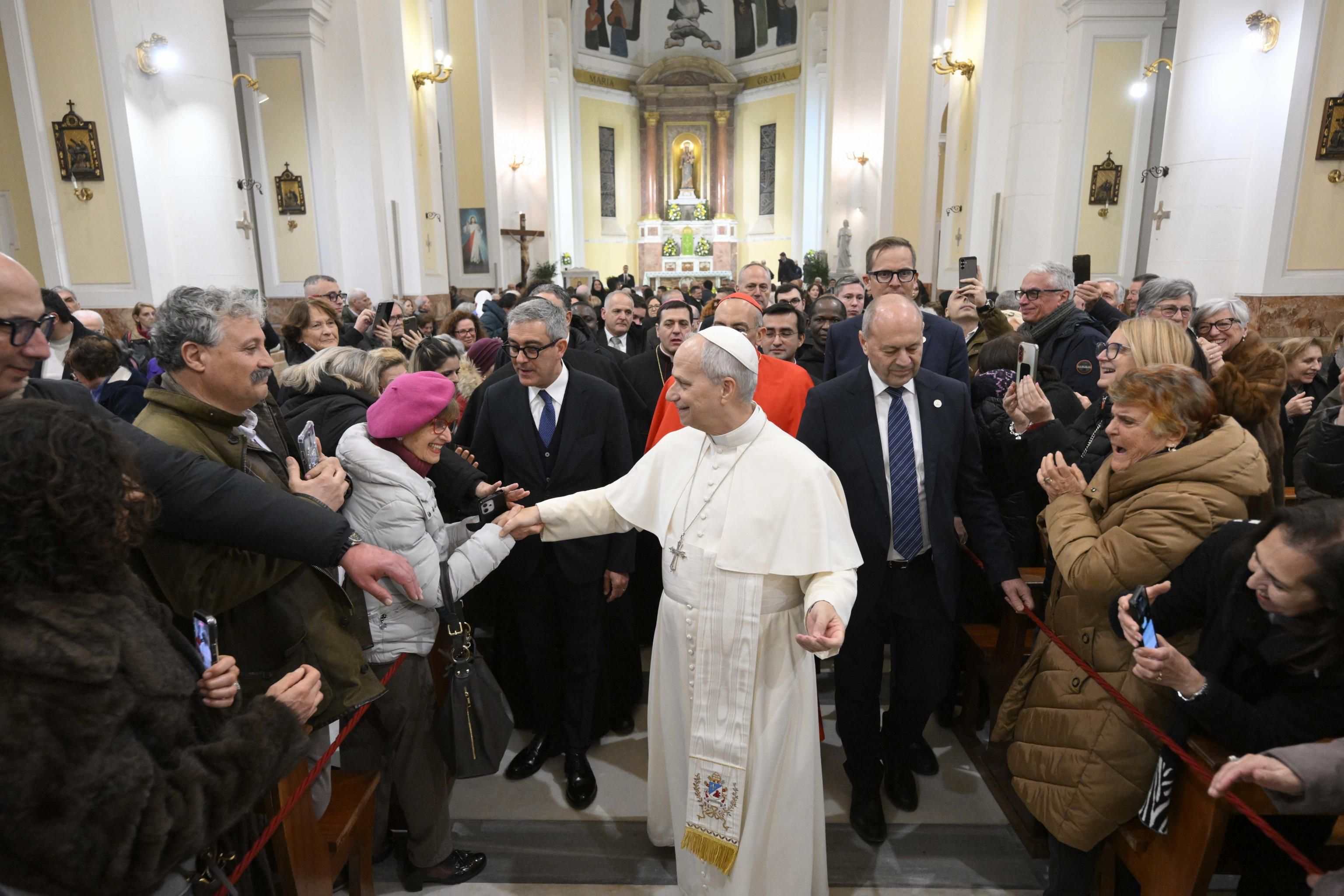 Papa Leone XIV durante la visita pastorale alla parrocchia Santa Maria Regina Pacis a Ostia Lido, 15 febbraio 2026 -&nbsp; (Vatican Media)