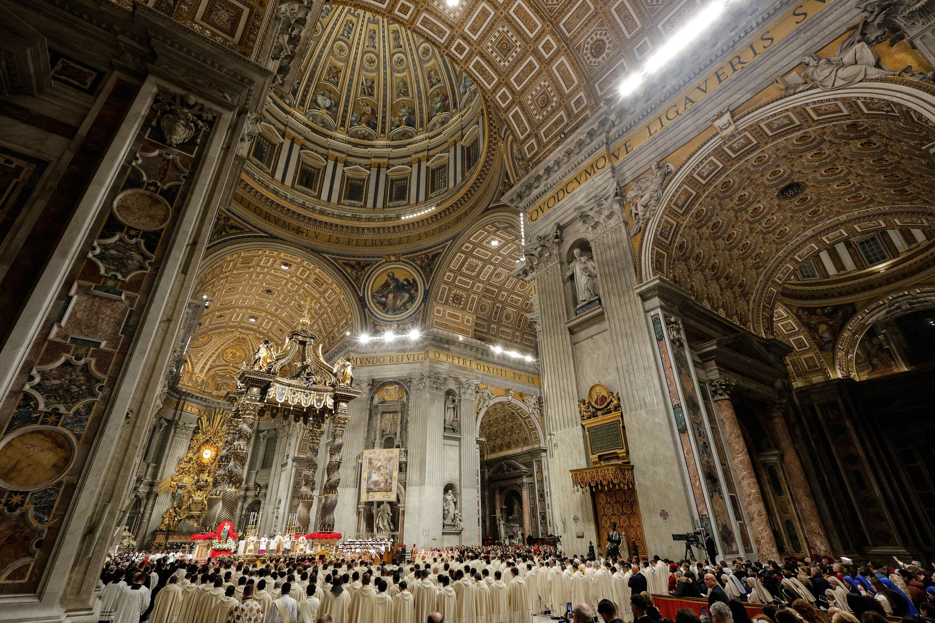 L'altare della Confessione, sopra la tomba di Pietro, nella Basilica Vaticana / ANSA