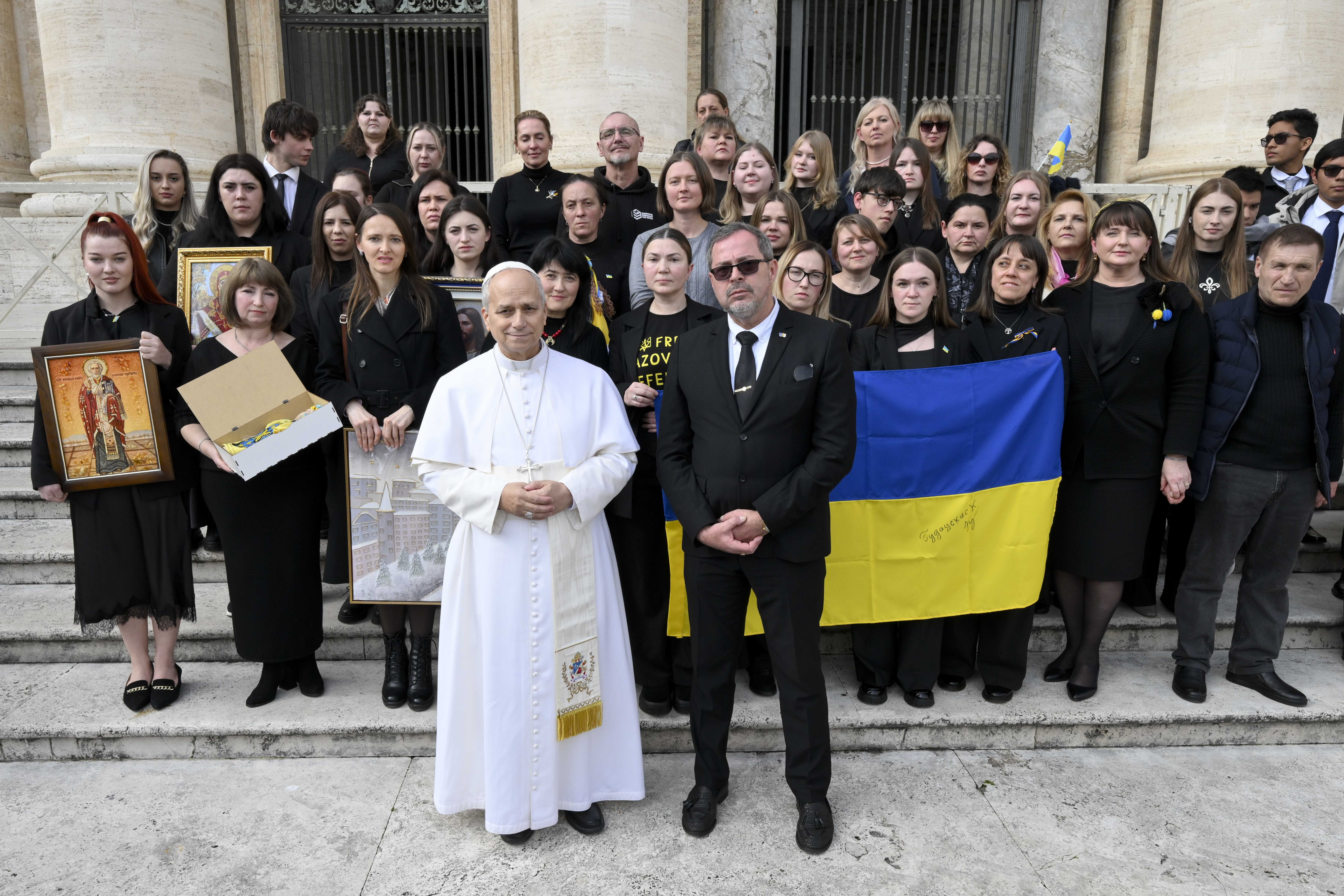Il Papa in piazza San Pietro con la delegazione dei familiari dei prigionieri di guerra ucraini