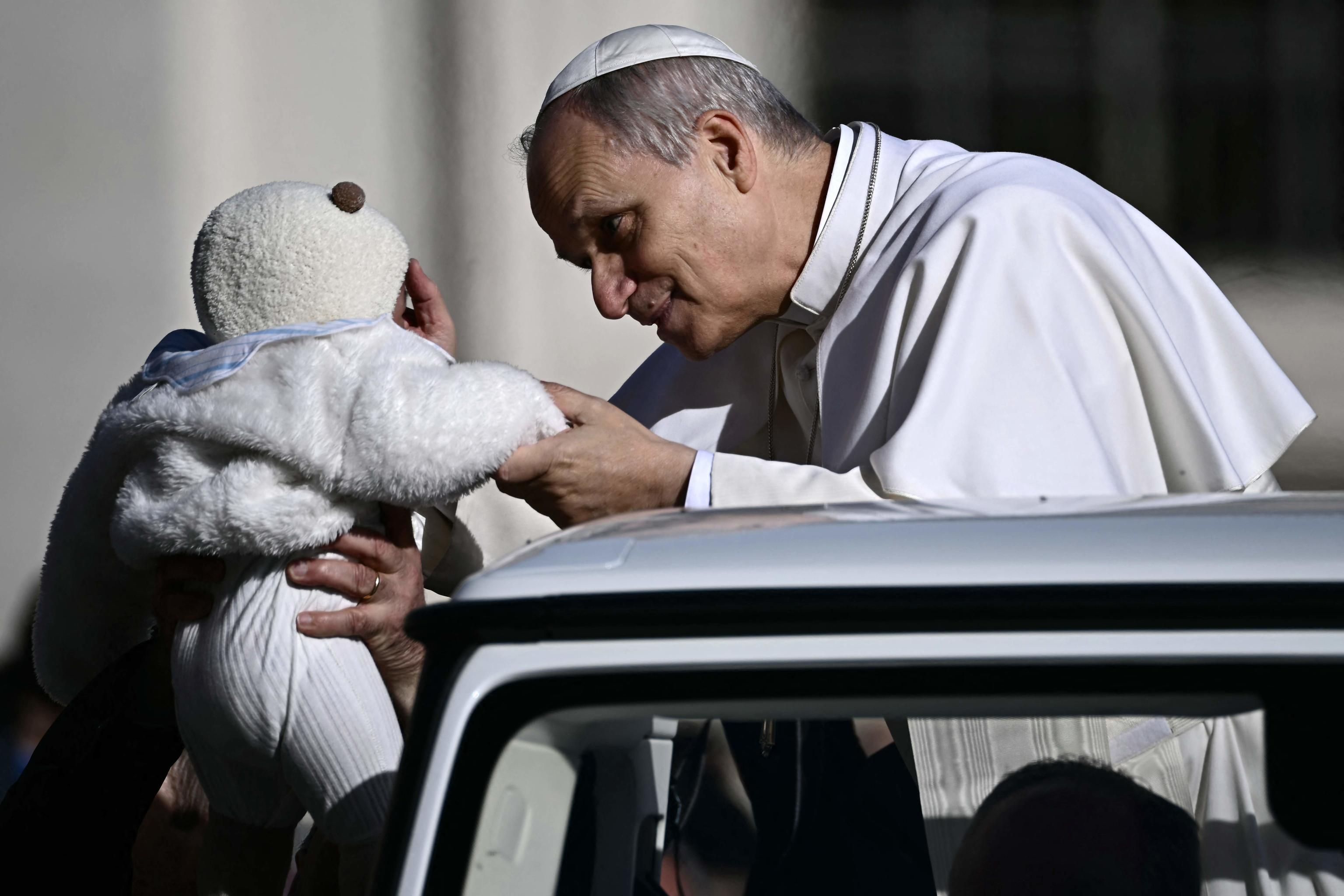 Papa Leone XIV benedice una bambina prima dell'udienza, 18 febbraio 2026 - (AFP)