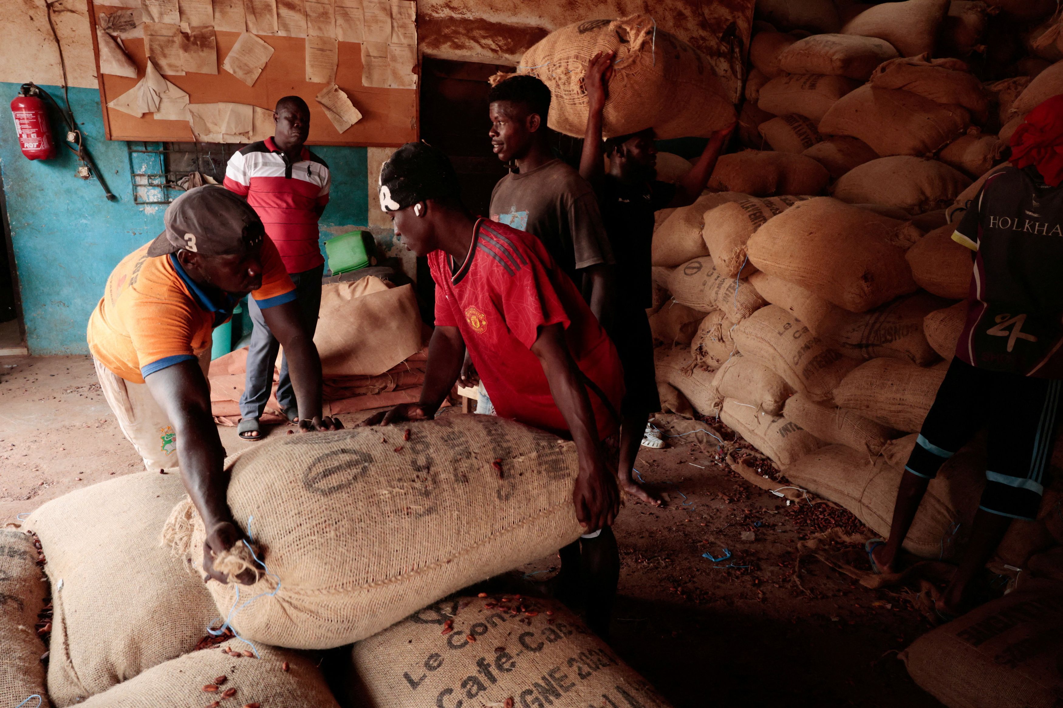 Sacchi di cacao invenduti in Costa d'Avorio/Reuters