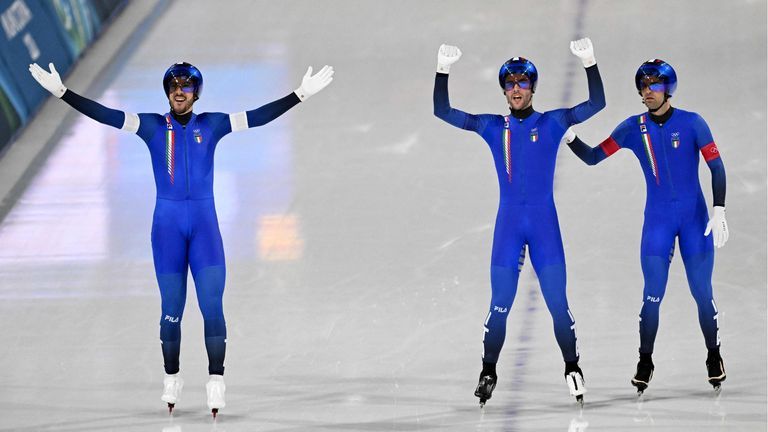 L'Italia medaglia d'oro nell'inseguimento a squadre di pattinaggio di velocità: Davide Ghiotto, Michele Malfatti es Andrea Giovannini / Afp / Daniel Munoz