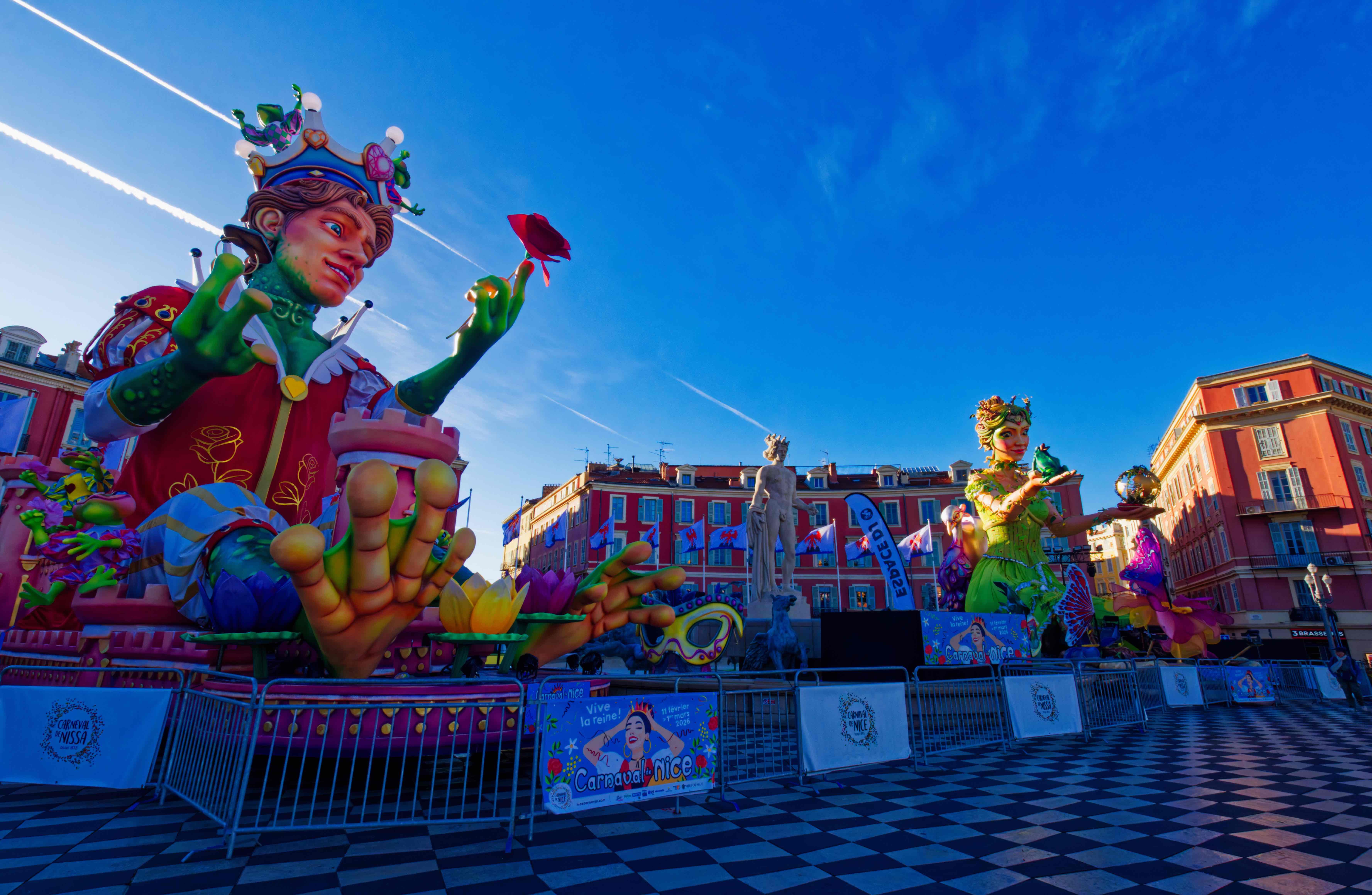 I carri pronti per la sfilata sulla Promenade / Robert de Nice
