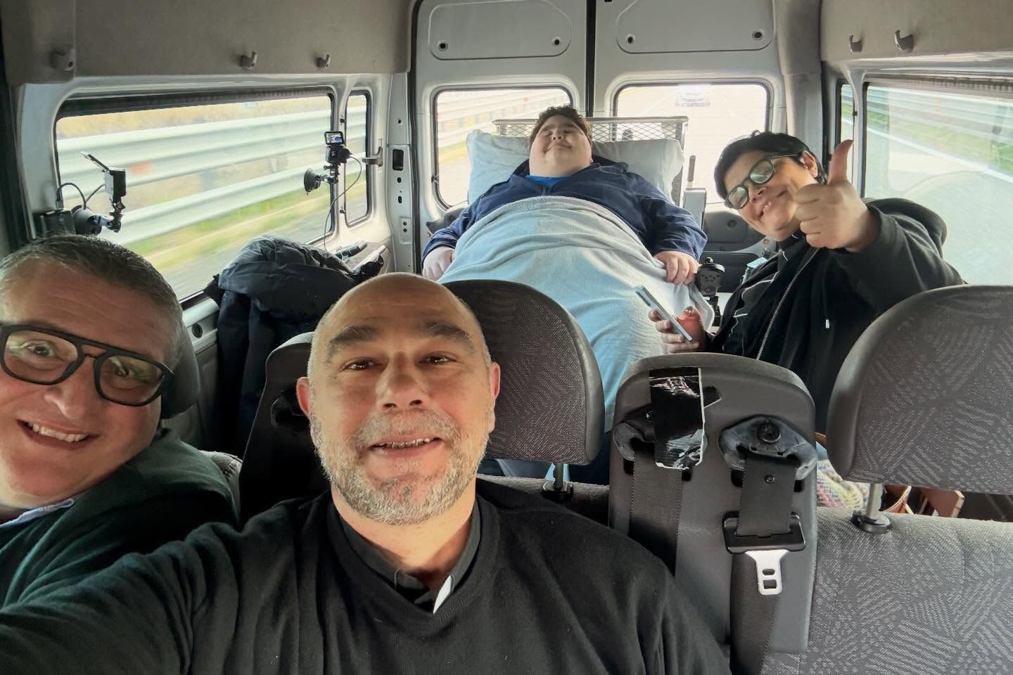 Mariano durante il viaggio verso Roma su u veicolo attrezzato appositamente per lui