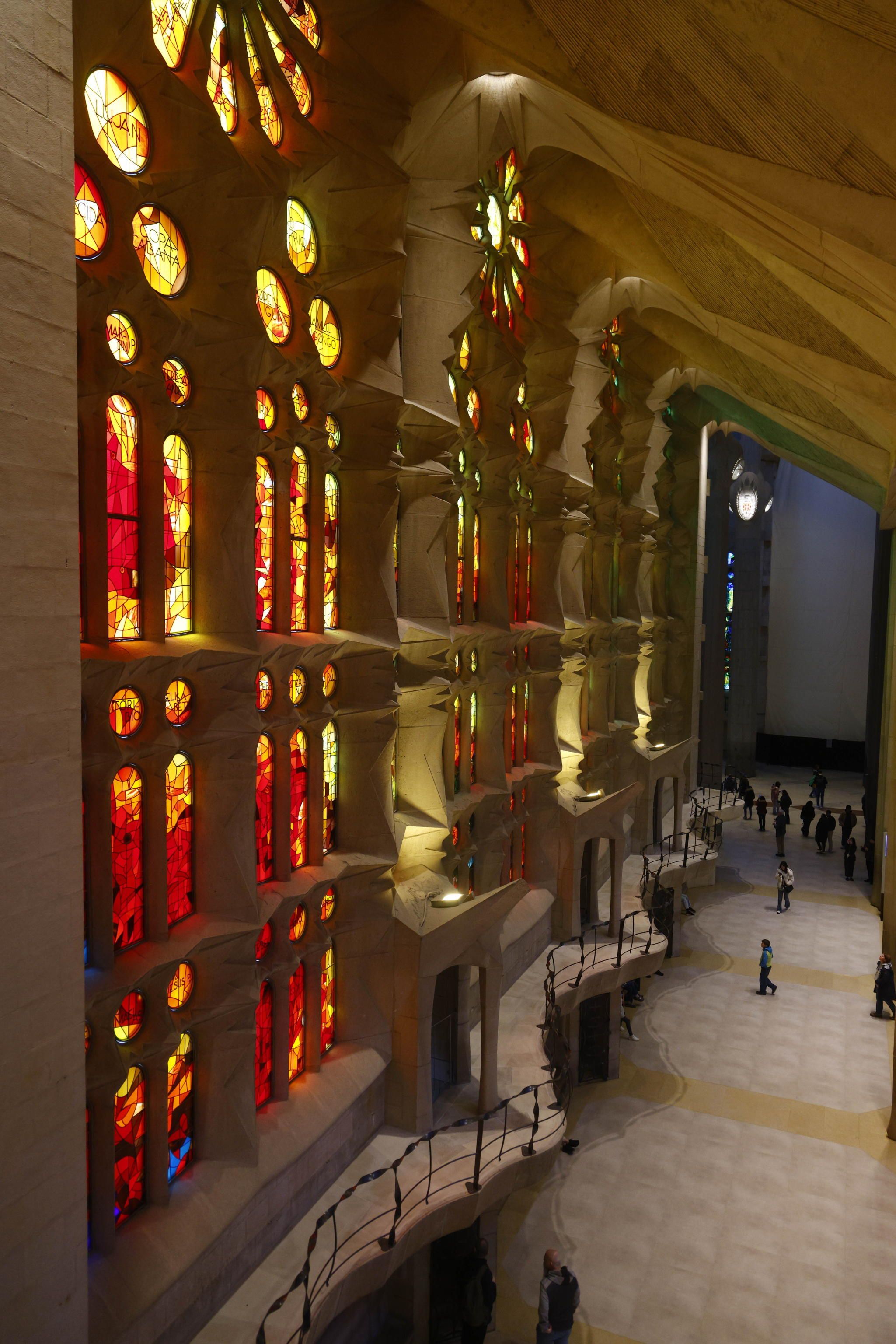 Il gioco di luci attraverso le vetrate della basilica (foto Ansa)