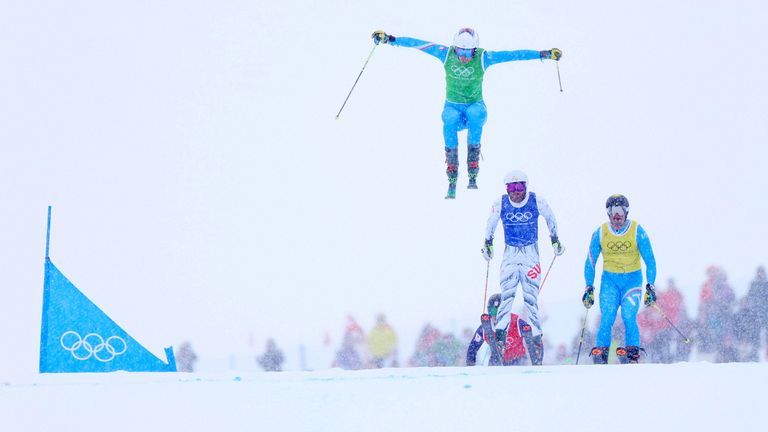 L'ultimo salto della finale di ski cross a Livigno, con Deromedis nettamente in testa e Tomasi in recupero su Fiva / Reuters / Hannah Mckay