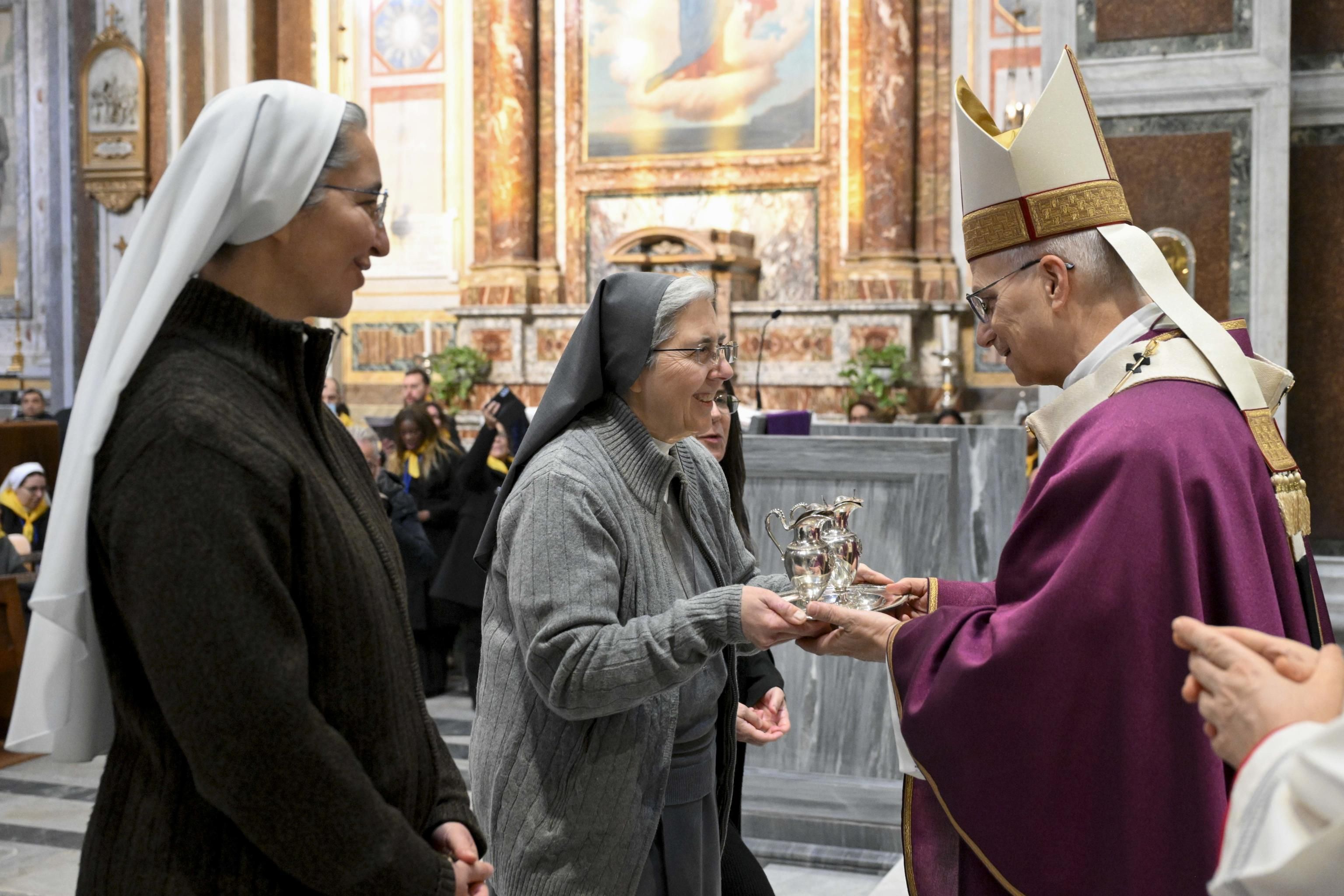Il momento dell'offertorio durante la Messa presieduta dal Papa nella Basilica del Sacro Cuore di Gesù a Castro Pretorio, 22 febbraio 2026 - (ANSA/Vatican Media)