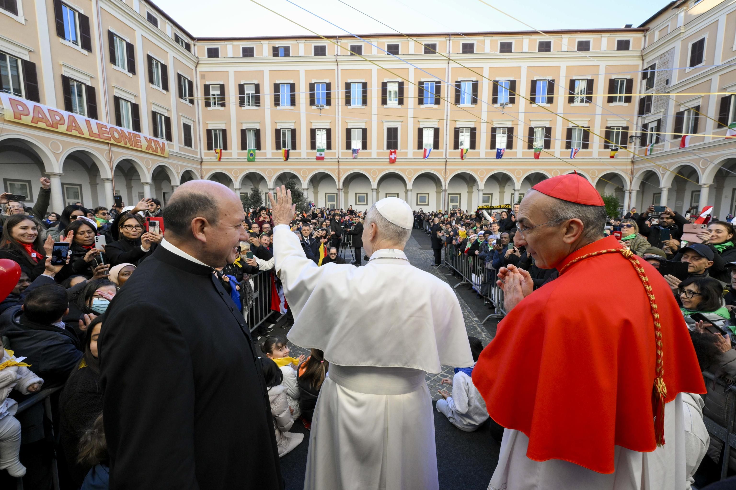 Papa Leone XIV arriva nel cortile della Basilica del Sacro Cuore di Gesù per la visita pastorale, 22 febbraio 2026 - (ANSA/Vatican Media)