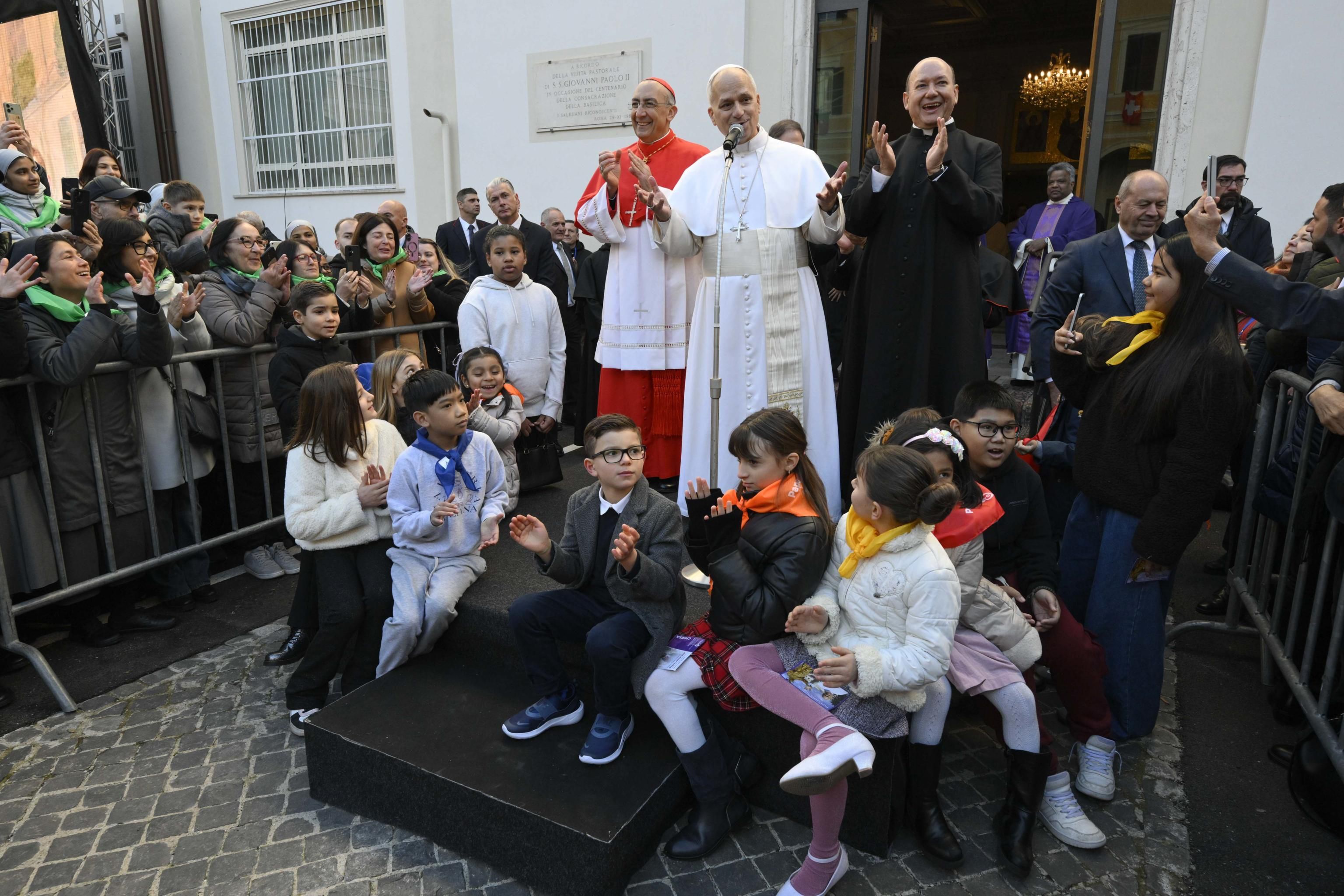 L'incontro del Papa con i fedeli della comunità della Basilica del Sacro Cuore di Gesù a Castro Pretorio, 22 febbraio 2026 - (ANSA/Vatican Media)