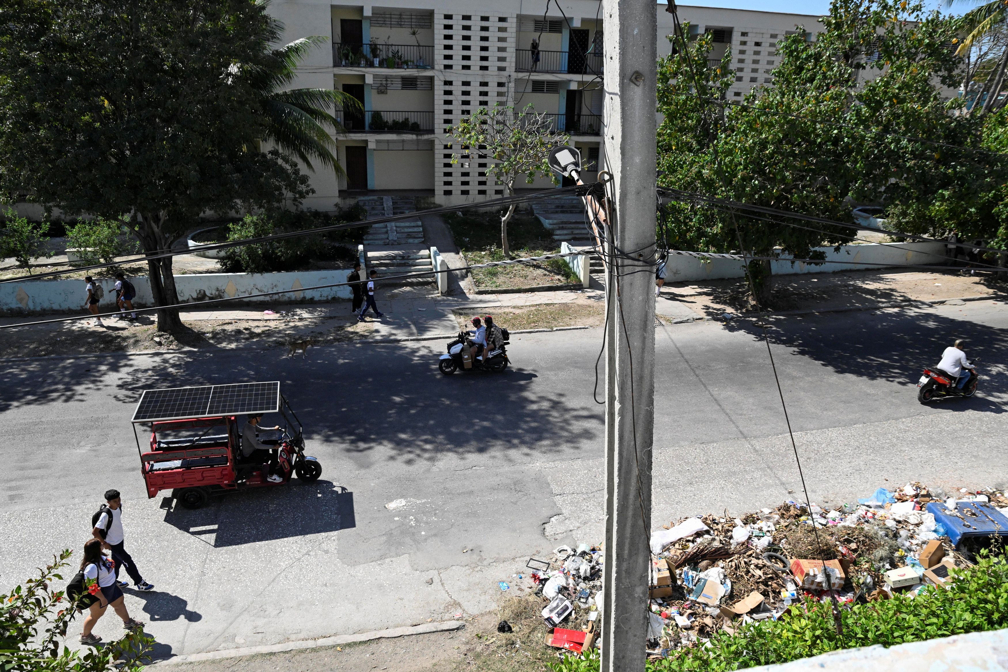 Un pannello solare viene trasportato per le strade de l'Avana, a Cuba, a metà febbraio. REUTERS/Norlys Perez