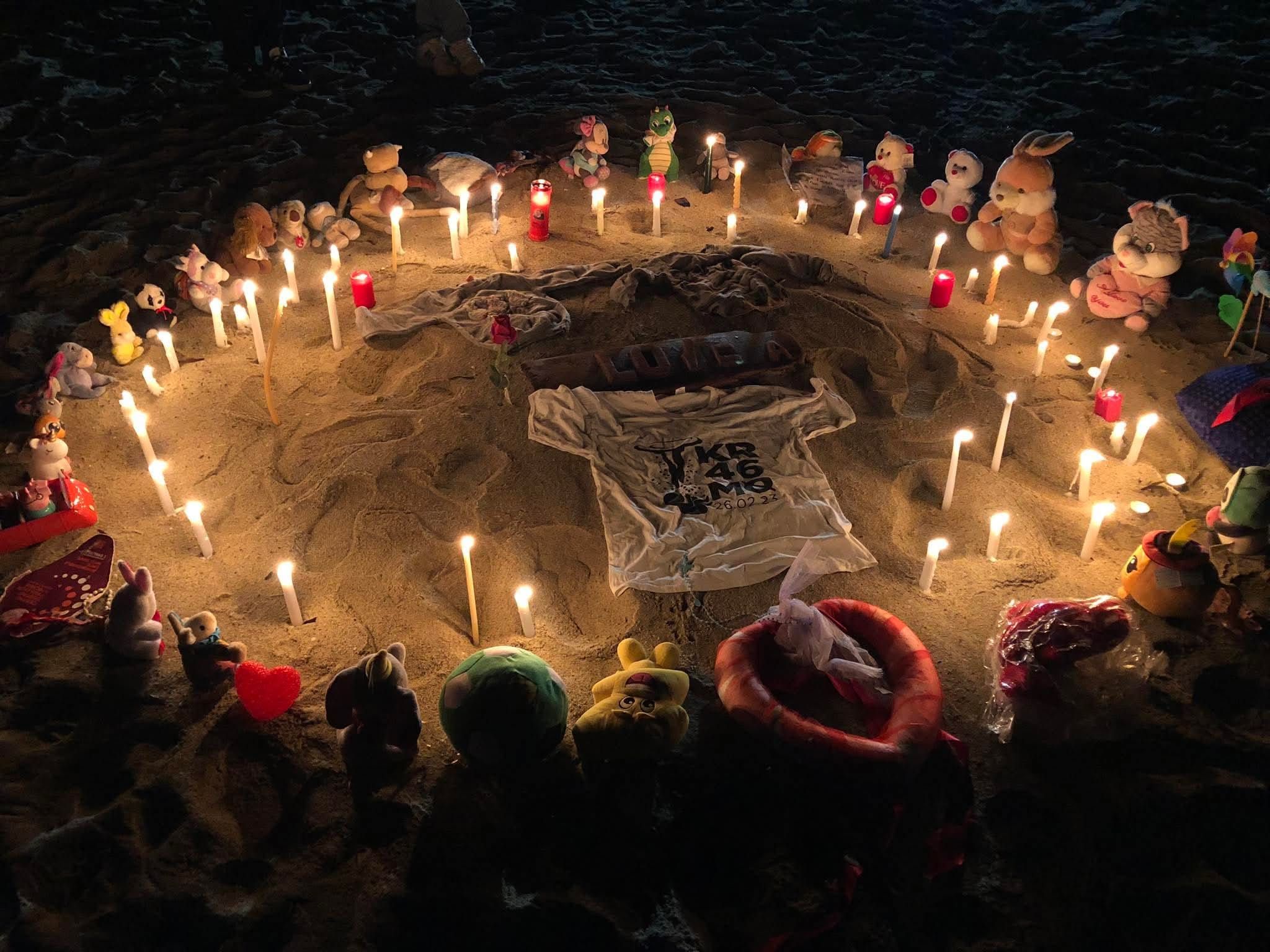 Un momento della veglia in memoria delle 94 vittime di Cutro, stanotte, sulla spiaggia di Steccato