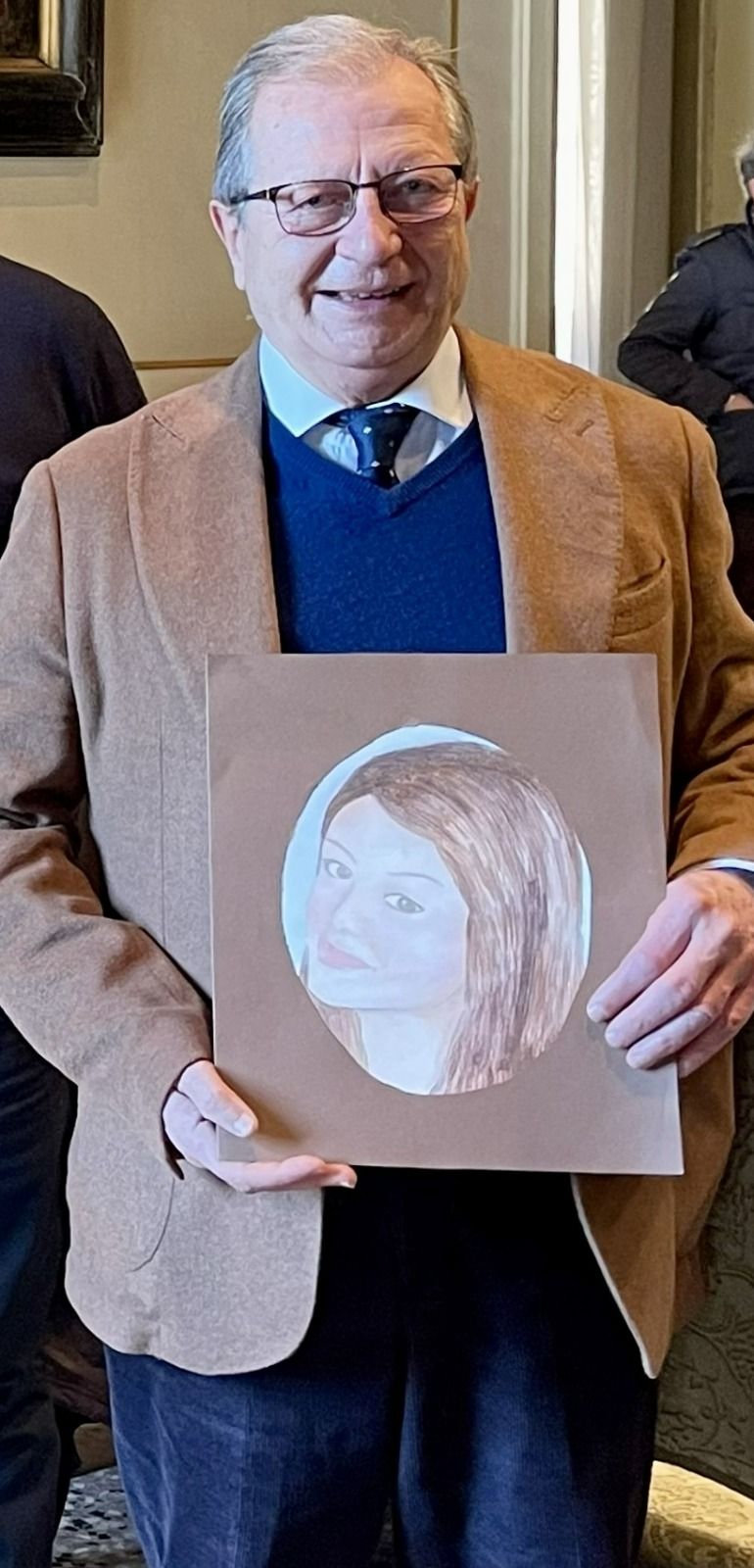 Paolo Picchio con la fotografia della sua Carolina