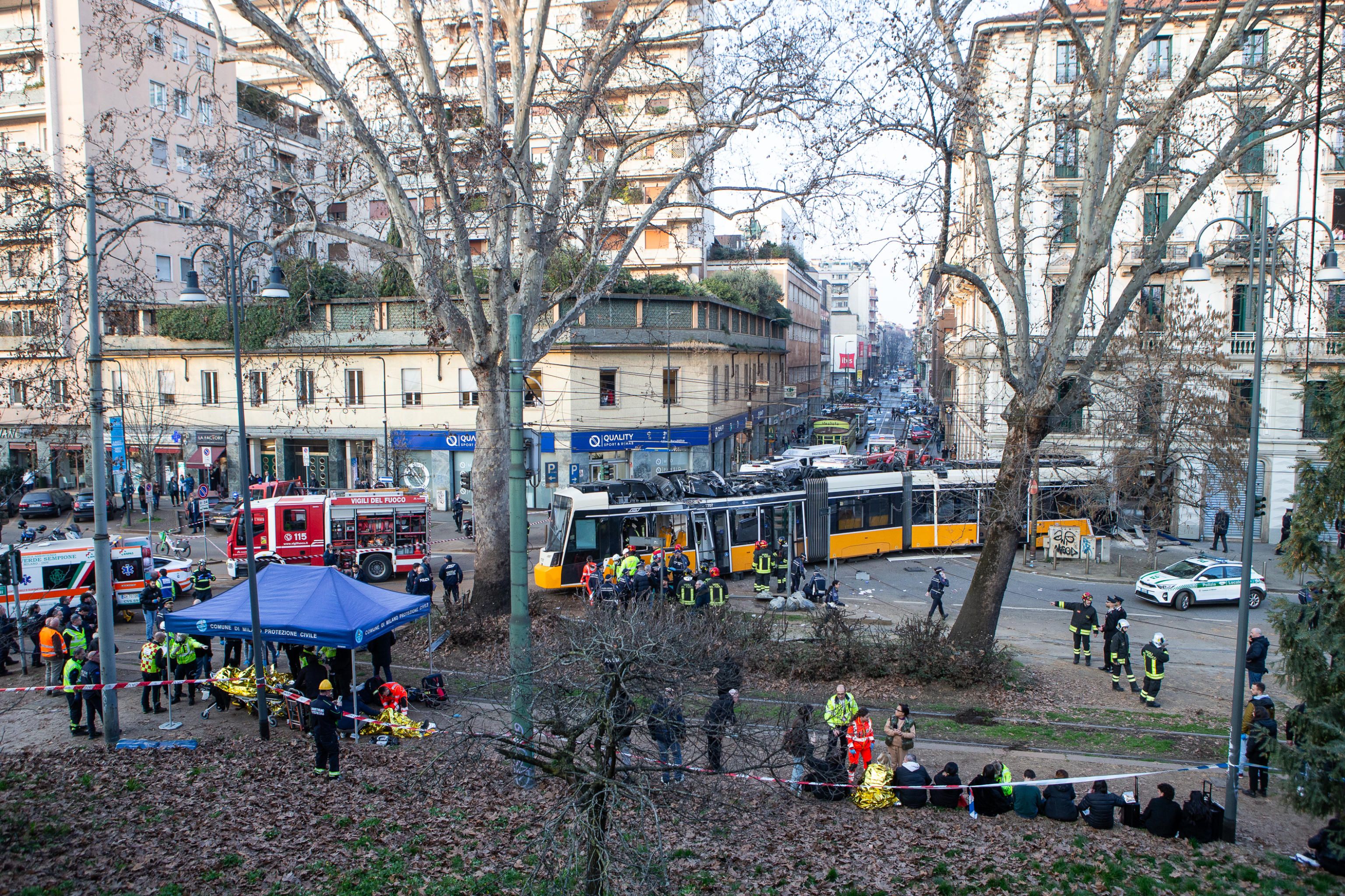 Un tram della linea 9 deragliato a Milano in zona Porta Venezia, che ha travolto delle persone e colpito un edificio dopo essere uscito dai binari. Milano, 27 febbraio 2026, ANSA/Davide Canella